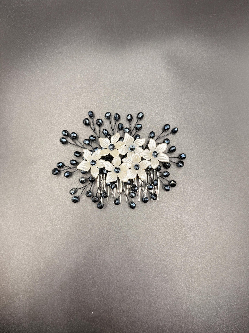 Floraler Haarkamm mit dunkelblauen Kristallen für Braut, Eleganter Hochzeit Haarschmuck mit Blumen - AVYRAA BRIDAL