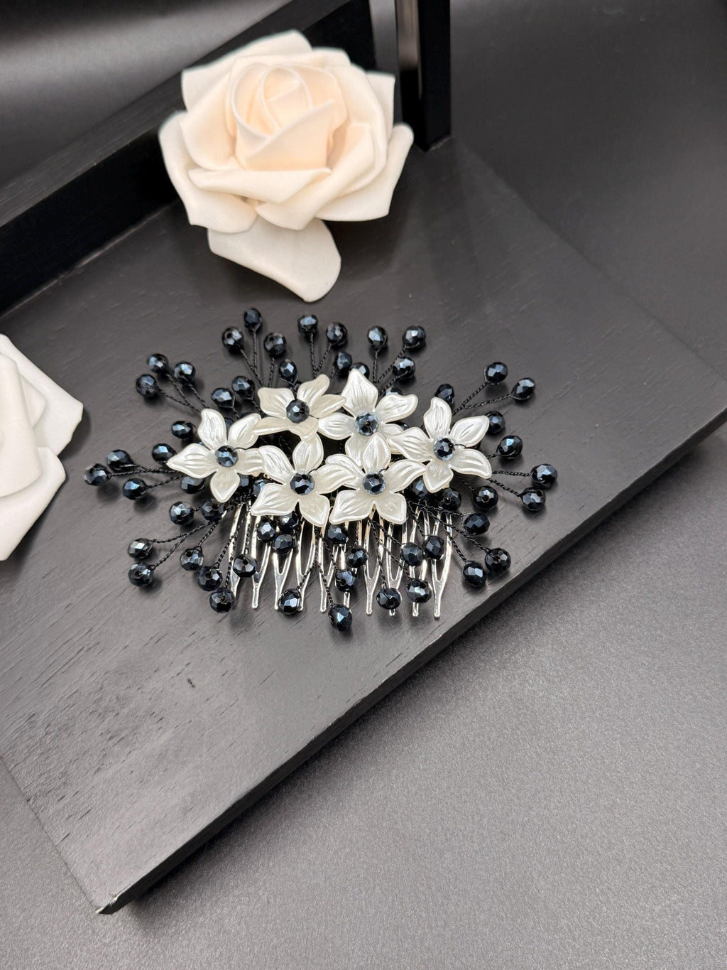 Floraler Haarkamm mit dunkelblauen Kristallen für Braut, Eleganter Hochzeit Haarschmuck mit Blumen - AVYRAA BRIDAL