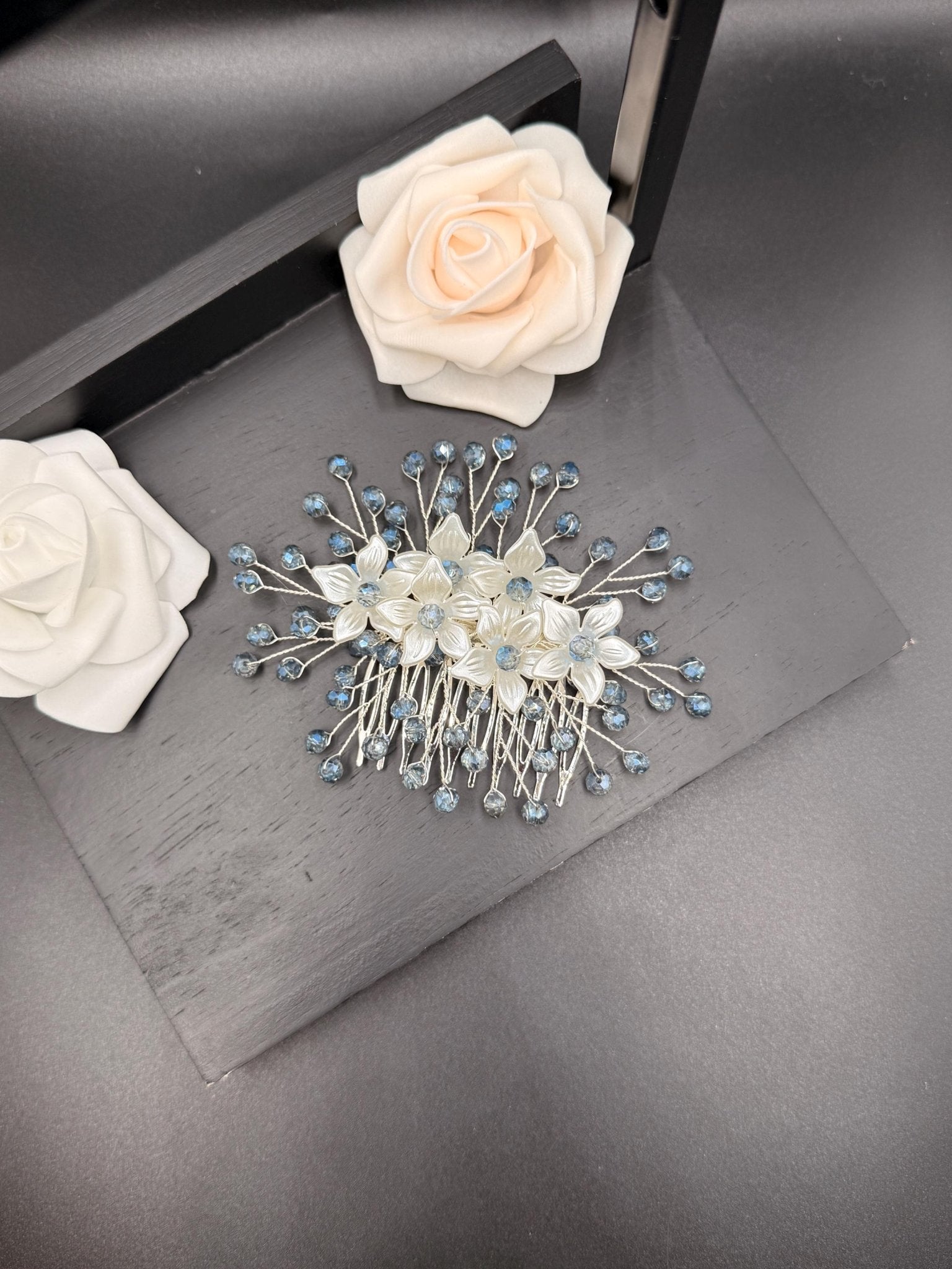 Floraler Haarkamm mit hellblauen Kristallen für Braut, Eleganter Hochzeit Haarschmuck mit Blumen - AVYRAA BRIDAL