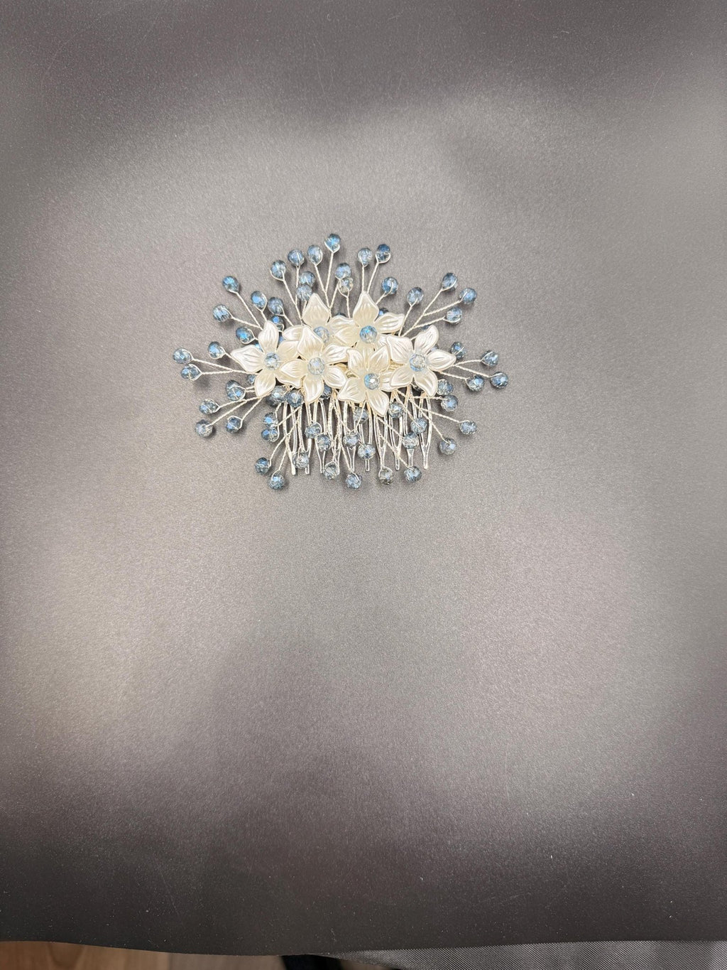 Floraler Haarkamm mit hellblauen Kristallen für Braut, Eleganter Hochzeit Haarschmuck mit Blumen - AVYRAA BRIDAL