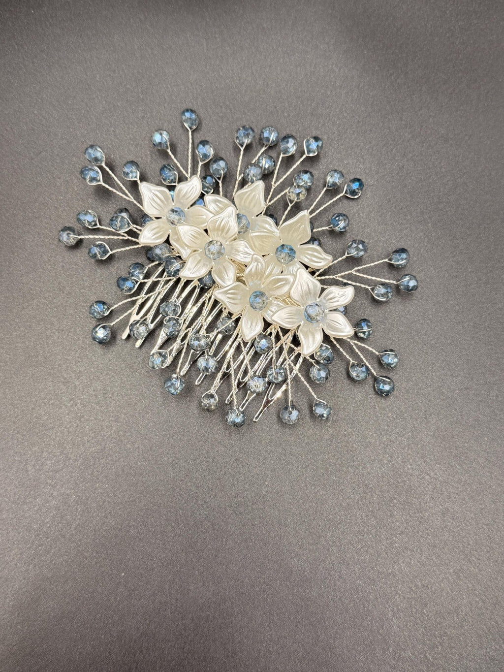 Floraler Haarkamm mit hellblauen Kristallen für Braut, Eleganter Hochzeit Haarschmuck mit Blumen - AVYRAA BRIDAL