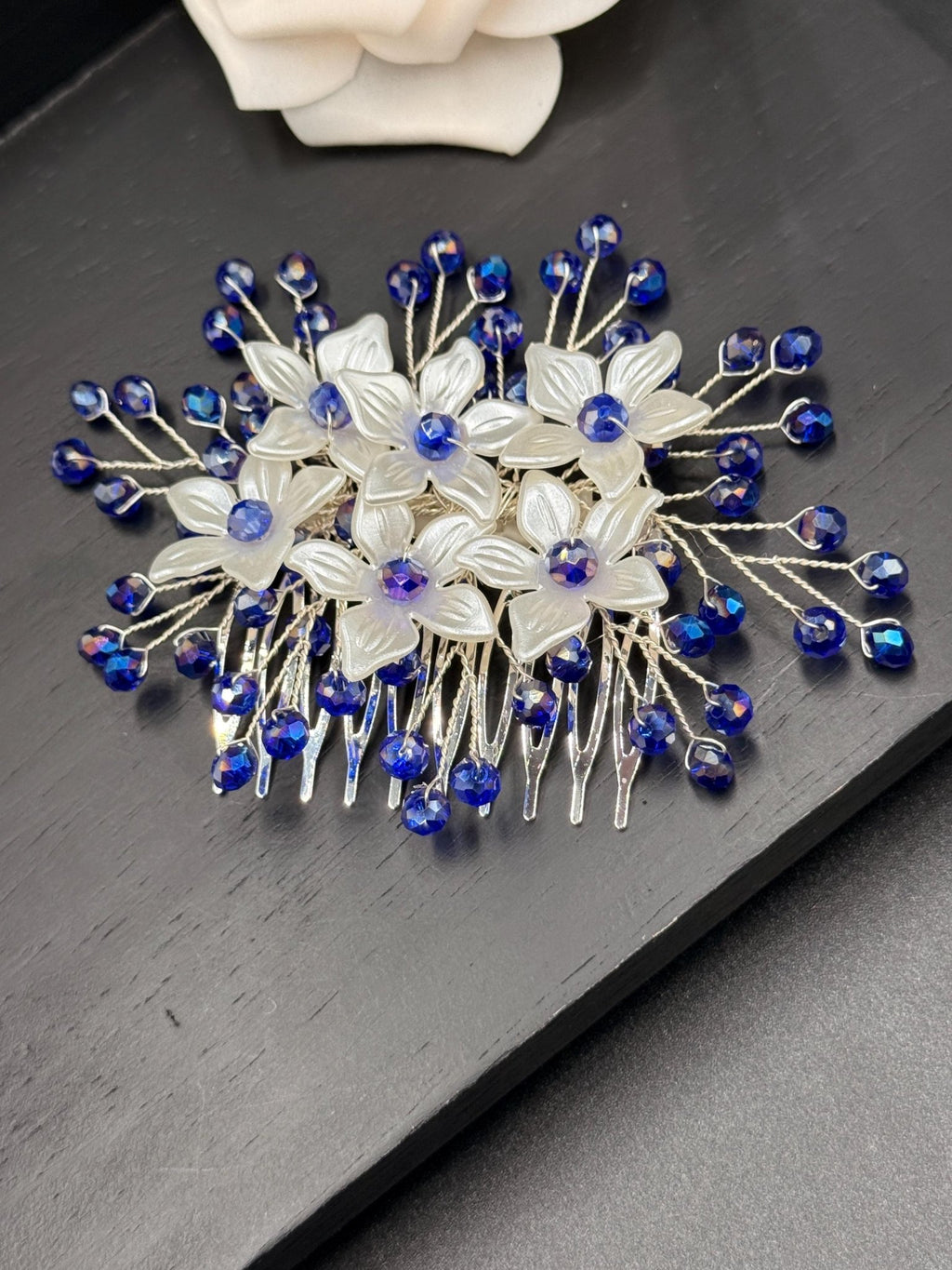 Floraler Haarkamm mit intensiven blauen Kristallen für Braut, Eleganter Hochzeit Haarschmuck mit Blumen - AVYRAA BRIDAL