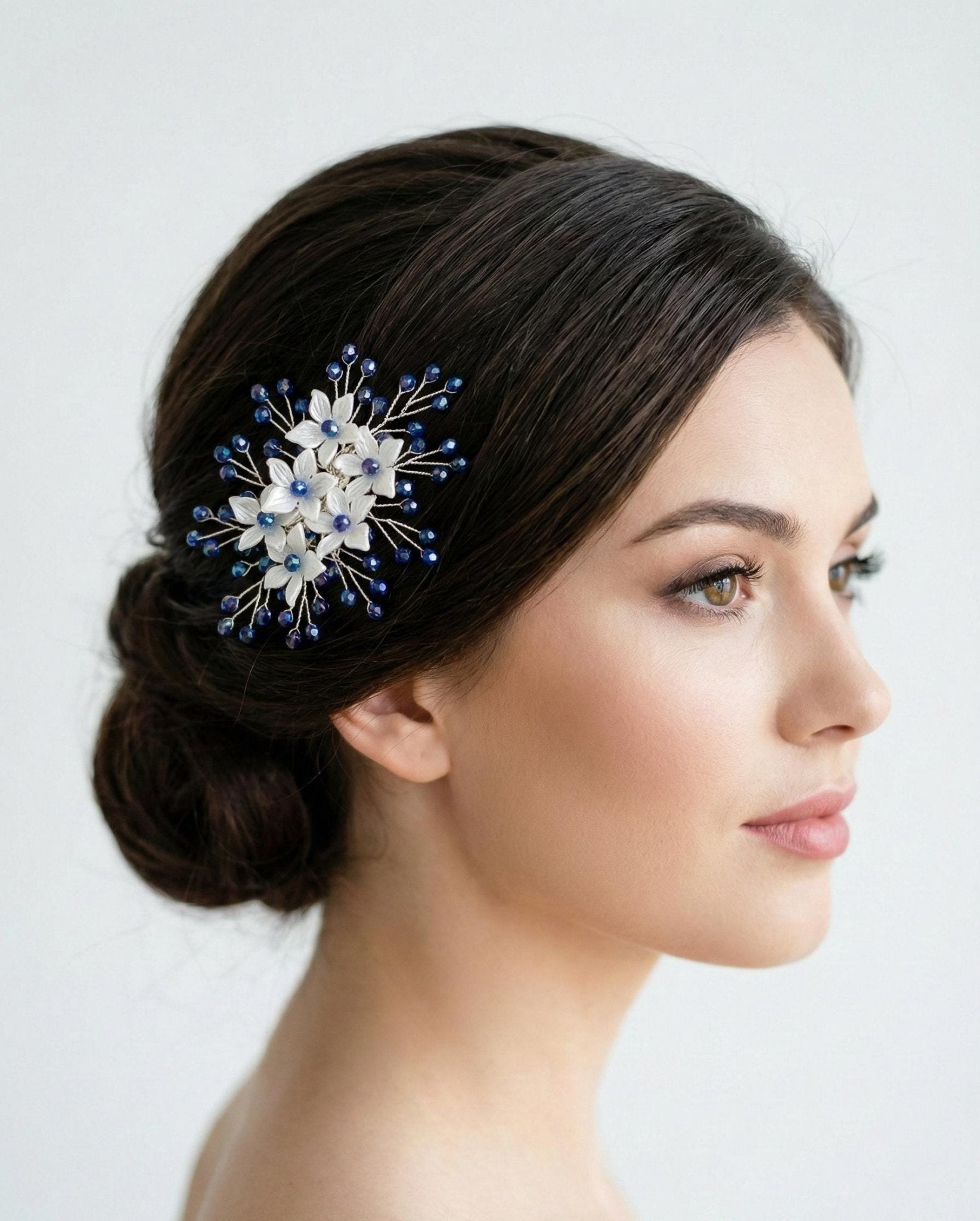 Floraler Haarkamm mit intensiven blauen Kristallen für Braut, Eleganter Hochzeit Haarschmuck mit Blumen - AVYRAA BRIDAL