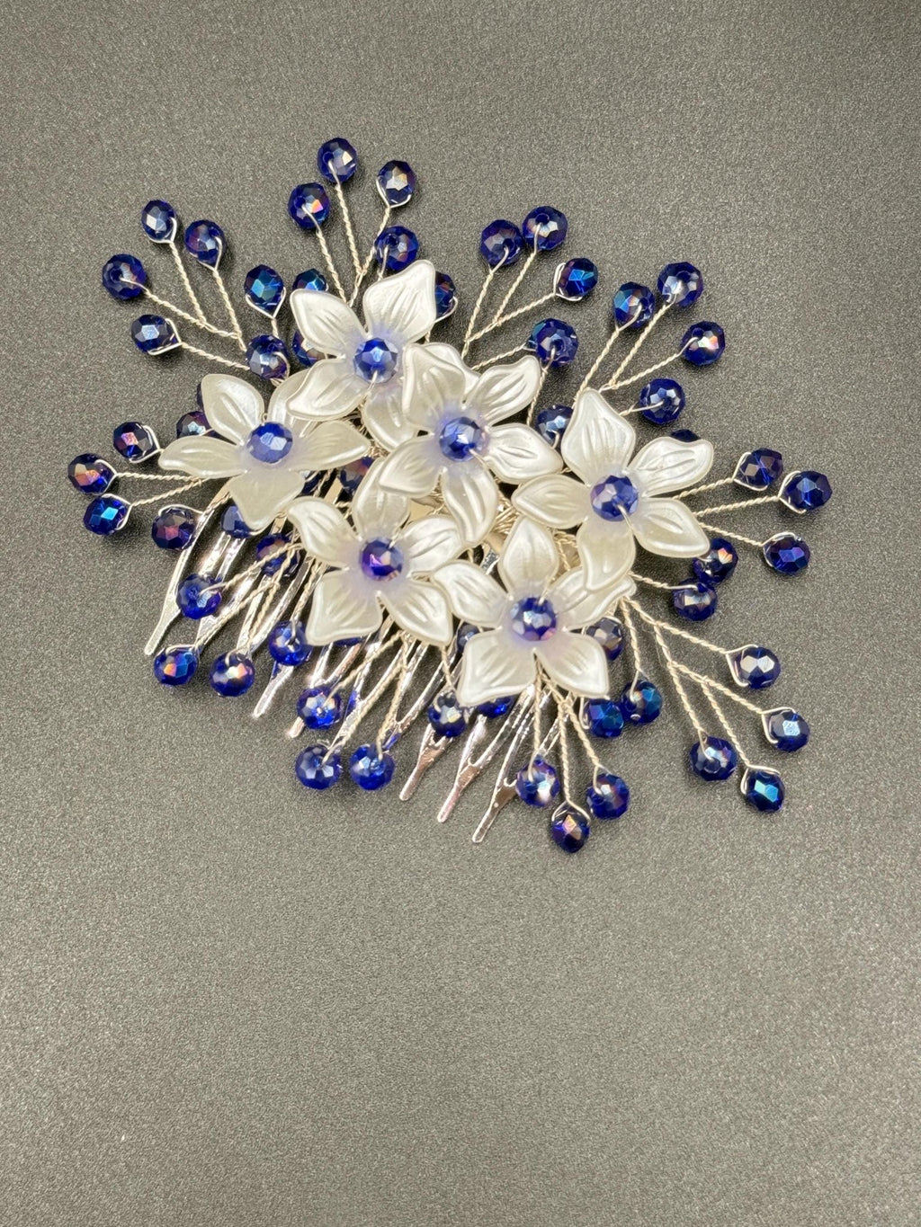 Floraler Haarkamm mit intensiven blauen Kristallen für Braut, Eleganter Hochzeit Haarschmuck mit Blumen - AVYRAA BRIDAL