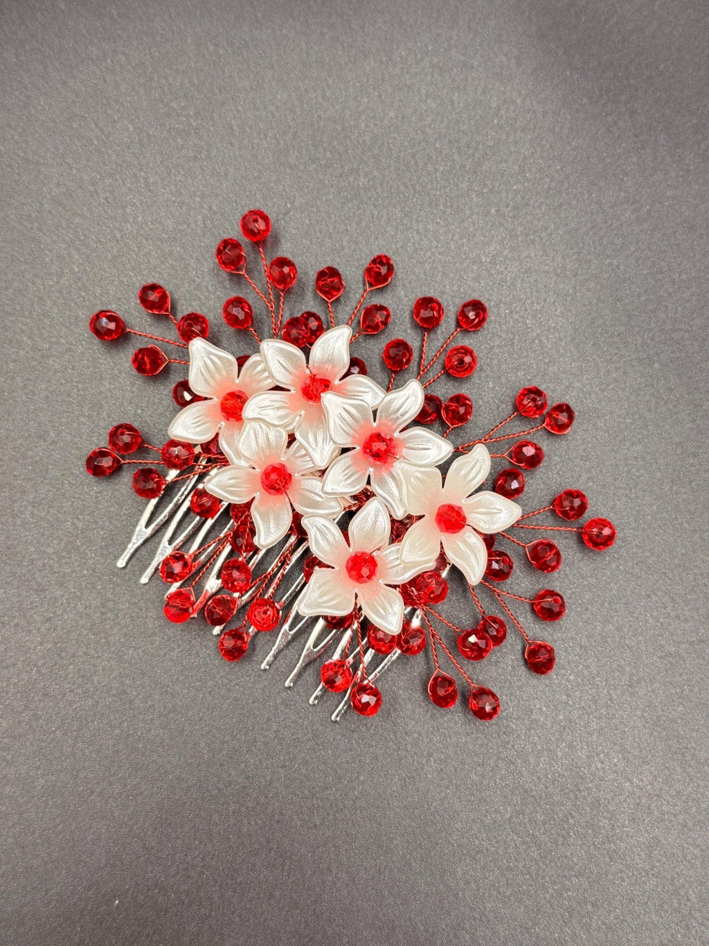 Floraler Haarkamm mit roten Kristallen und Blumen, Braut Haarschmuck, Hochzeitsaccessoire, eleganter Haarclip für Brautfrisur - AVYRAA BRIDAL