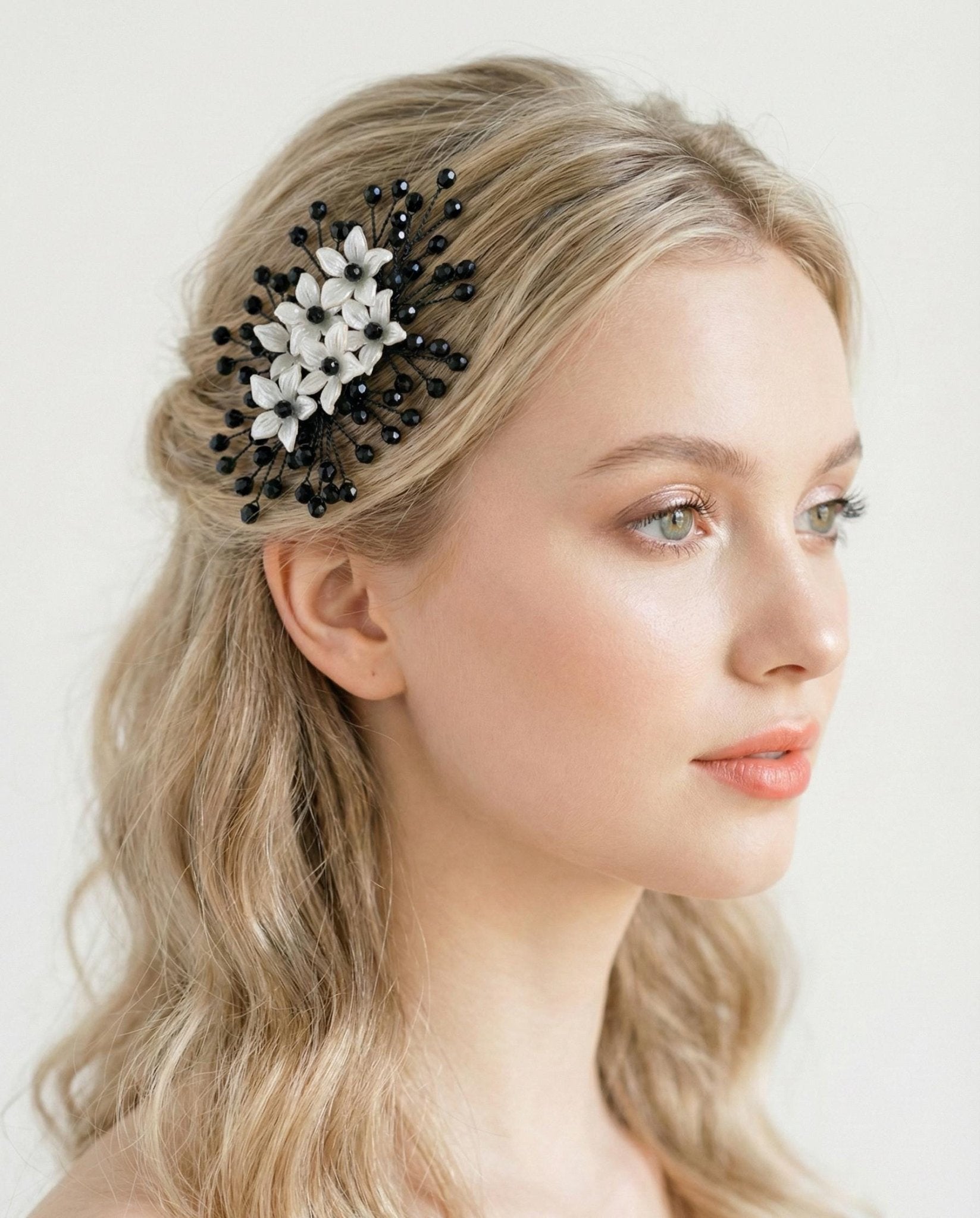 Floraler Haarkamm mit schwarzen Kristallen für Braut, Eleganter Hochzeit Haarschmuck mit Blumen - AVYRAA BRIDAL