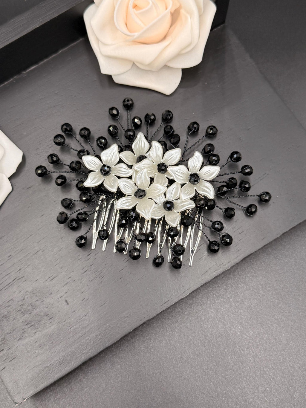 Floraler Haarkamm mit schwarzen Kristallen für Braut, Eleganter Hochzeit Haarschmuck mit Blumen - AVYRAA BRIDAL