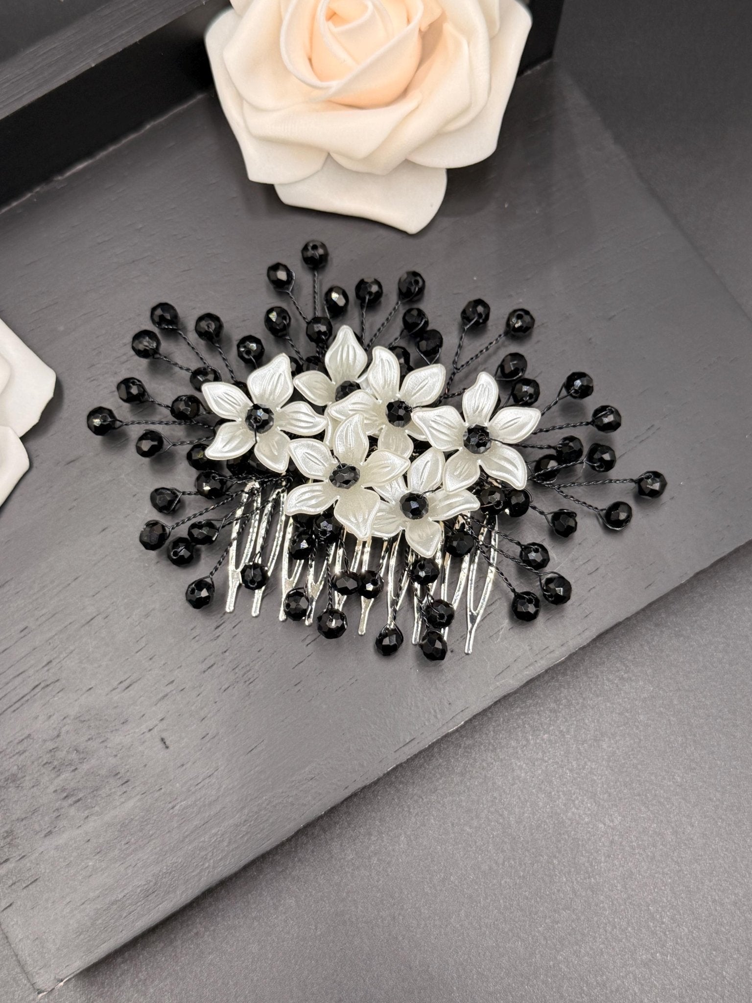 Floraler Haarkamm mit schwarzen Kristallen für Braut, Eleganter Hochzeit Haarschmuck mit Blumen - AVYRAA BRIDAL