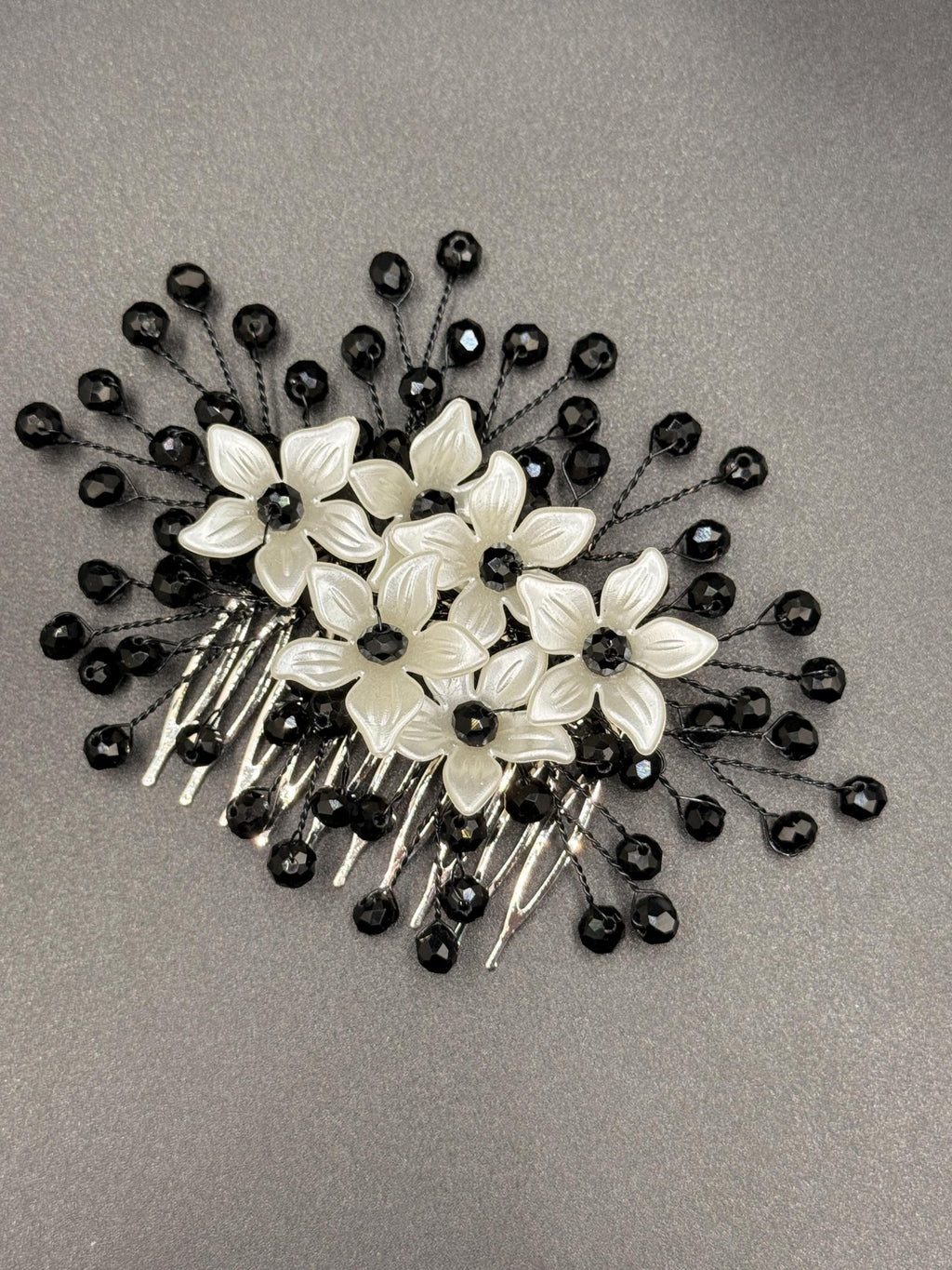 Floraler Haarkamm mit schwarzen Kristallen für Braut, Eleganter Hochzeit Haarschmuck mit Blumen - AVYRAA BRIDAL