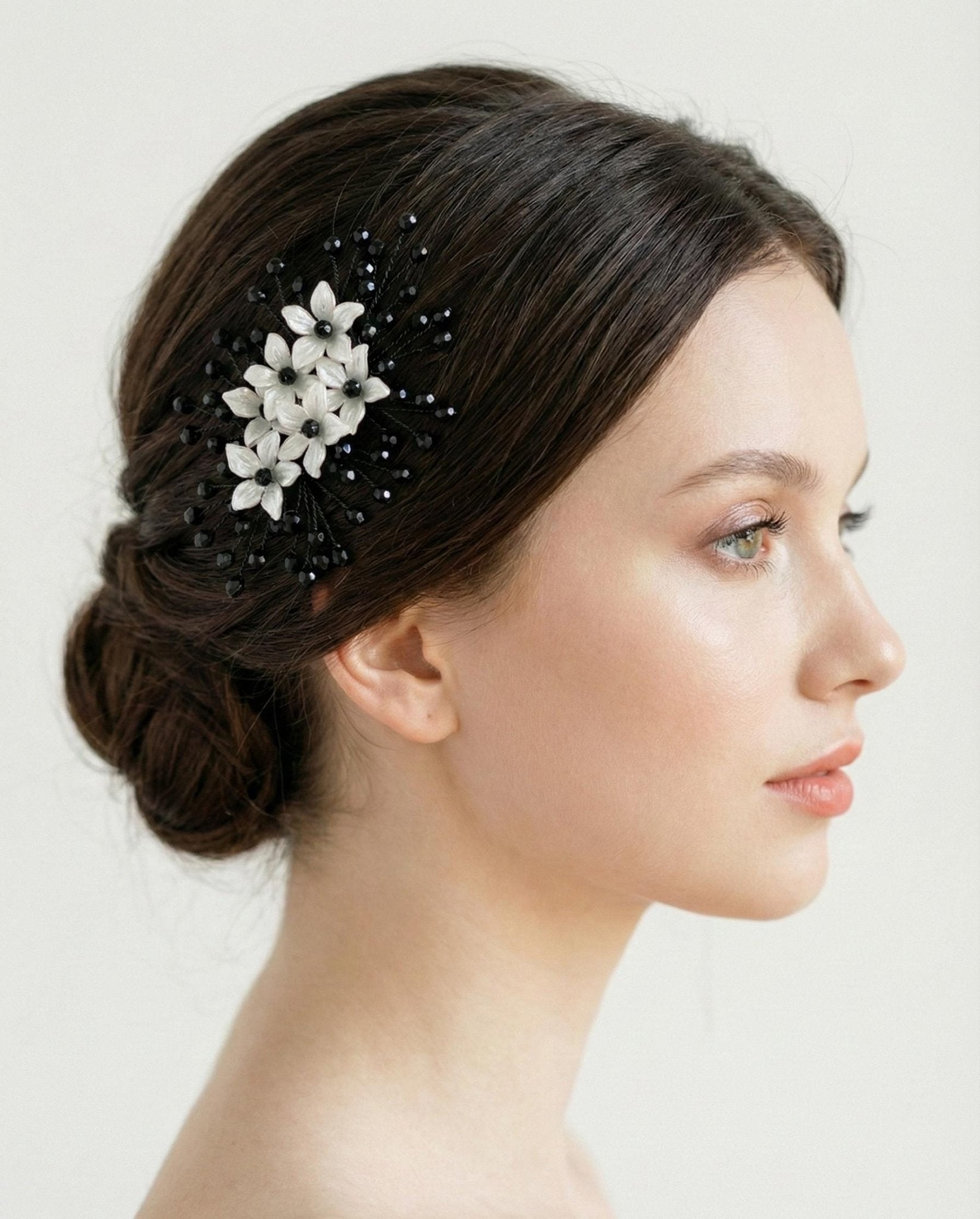 Floraler Haarkamm mit schwarzen Kristallen für Braut, Eleganter Hochzeit Haarschmuck mit Blumen - AVYRAA BRIDAL