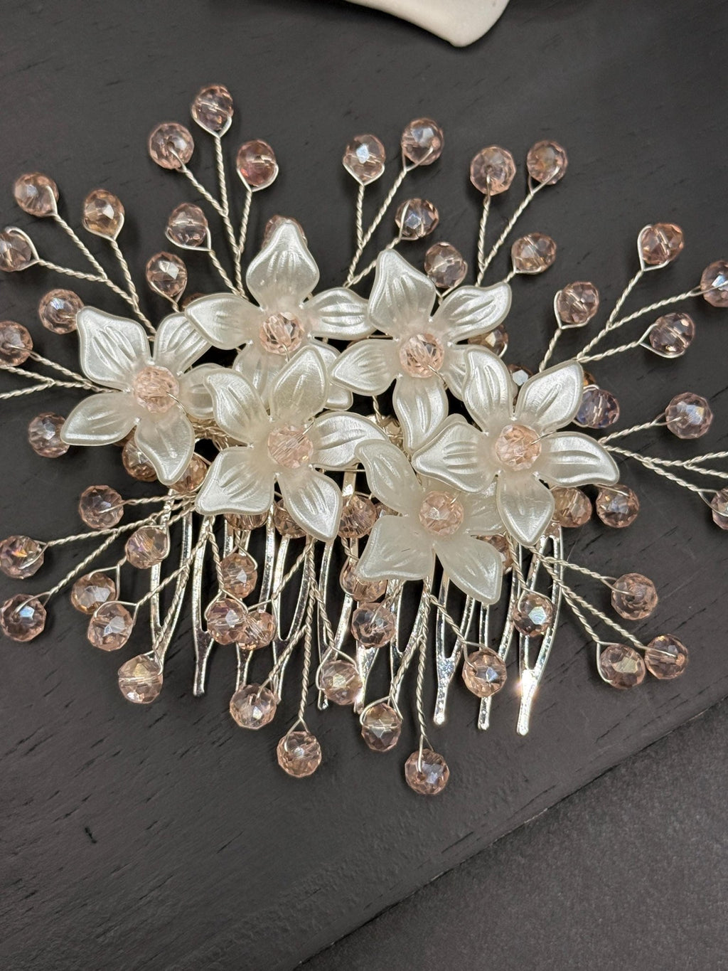 Floraler Haarkamm mit zartrosa Kristallen für Braut, Eleganter Hochzeit Haarschmuck mit Blumen - AVYRAA BRIDAL