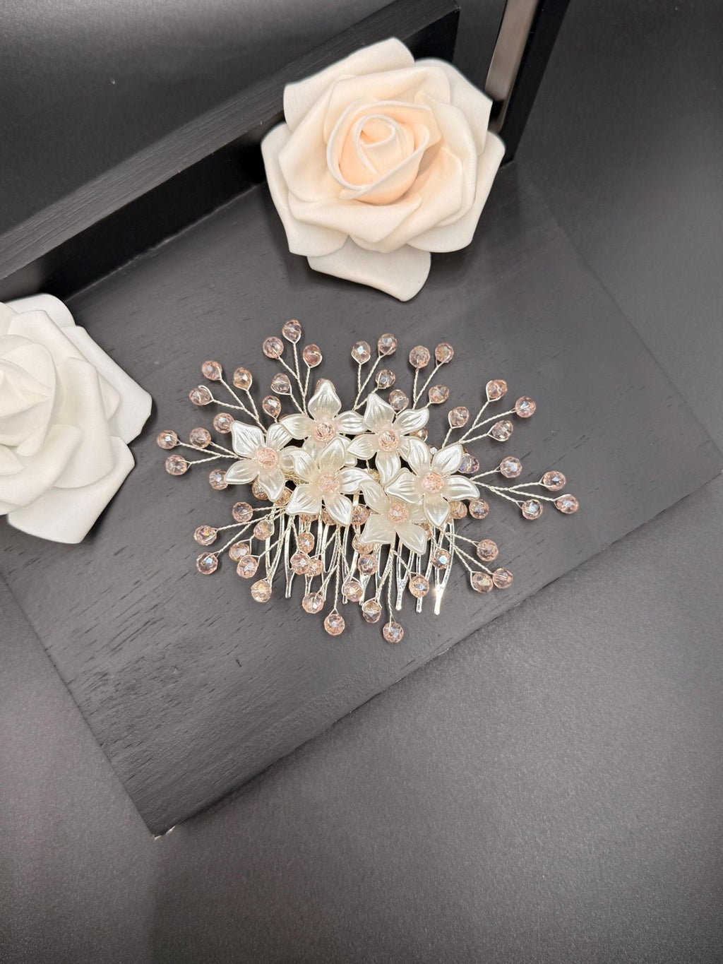 Floraler Haarkamm mit zartrosa Kristallen für Braut, Eleganter Hochzeit Haarschmuck mit Blumen - AVYRAA BRIDAL