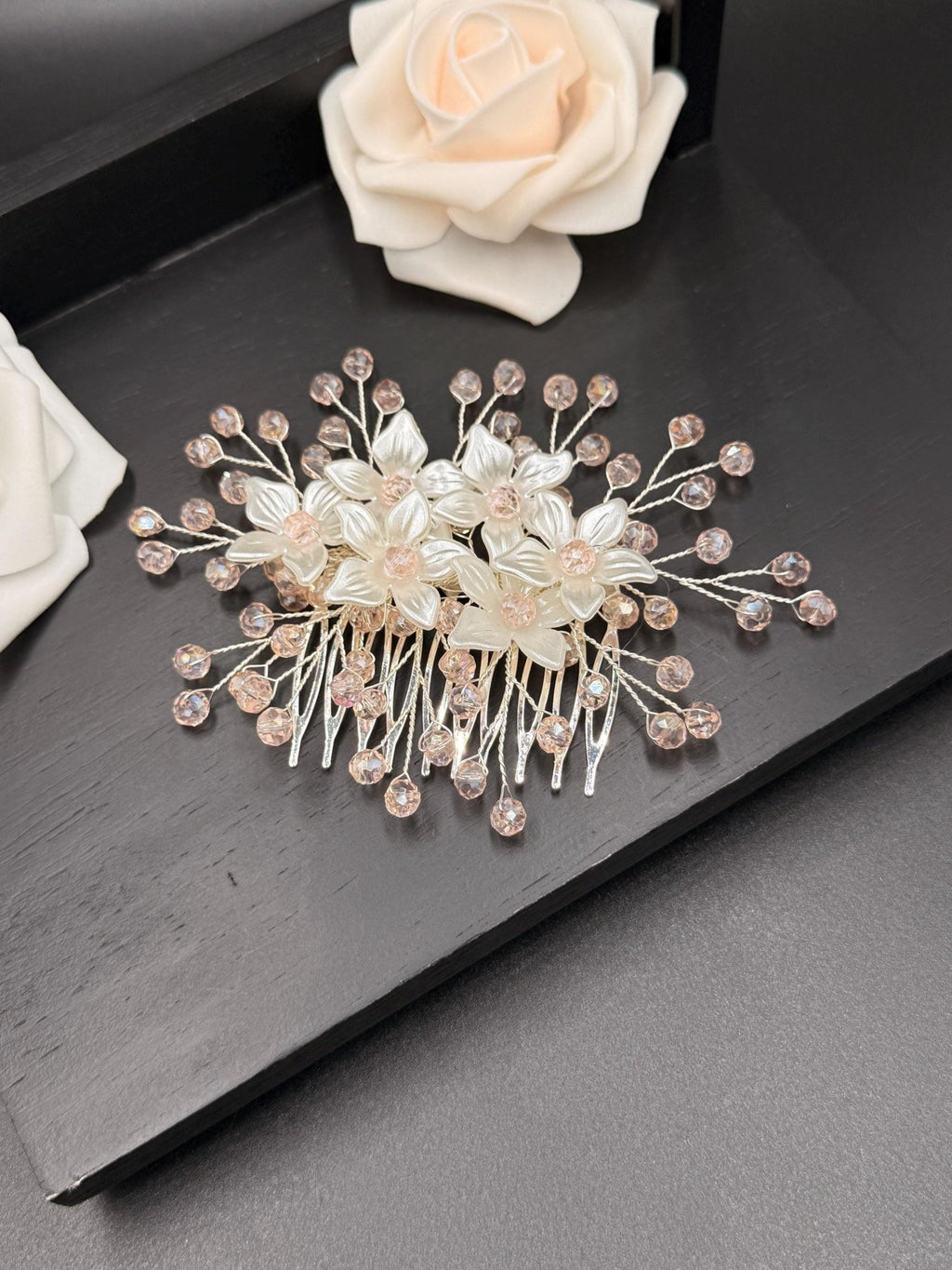 Floraler Haarkamm mit zartrosa Kristallen für Braut, Eleganter Hochzeit Haarschmuck mit Blumen - AVYRAA BRIDAL