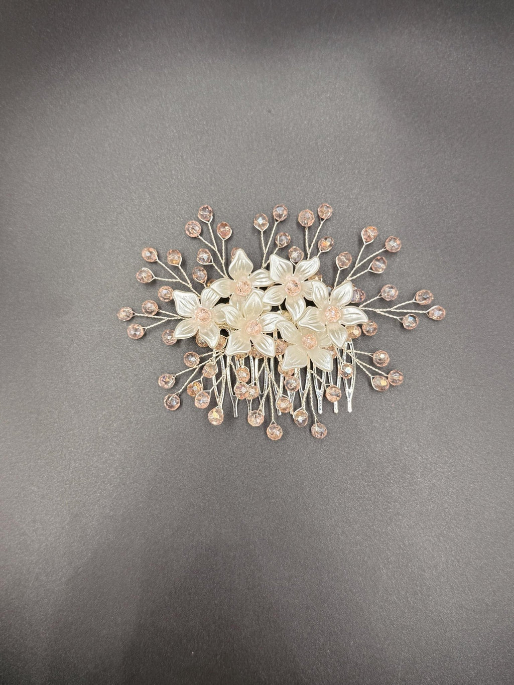 Floraler Haarkamm mit zartrosa Kristallen für Braut, Eleganter Hochzeit Haarschmuck mit Blumen - AVYRAA BRIDAL
