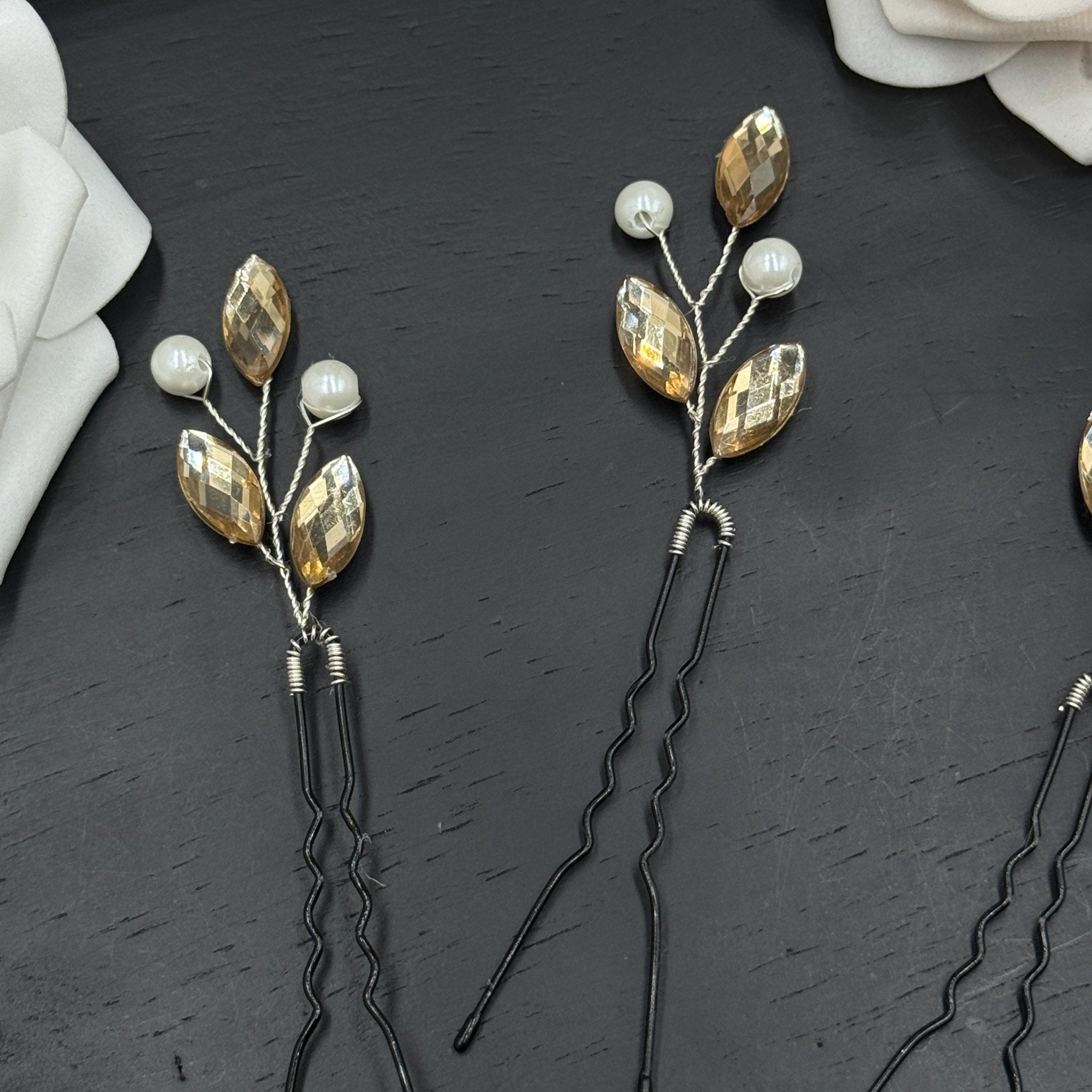 Goldene Haarpins mit Perlen und Tropfensteinen - AVYRAA BRIDAL
