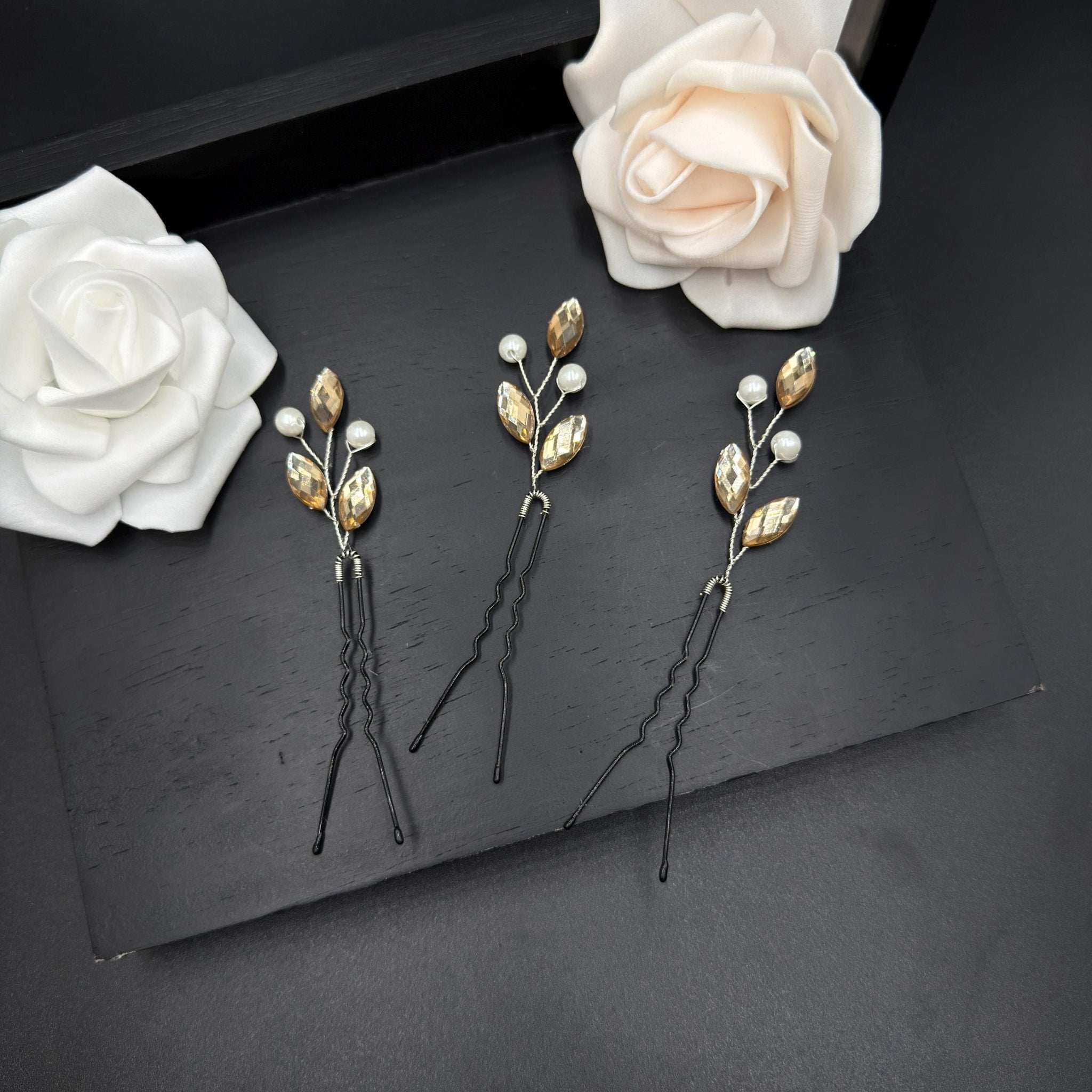 Goldene Haarpins mit Perlen und Tropfensteinen - AVYRAA BRIDAL