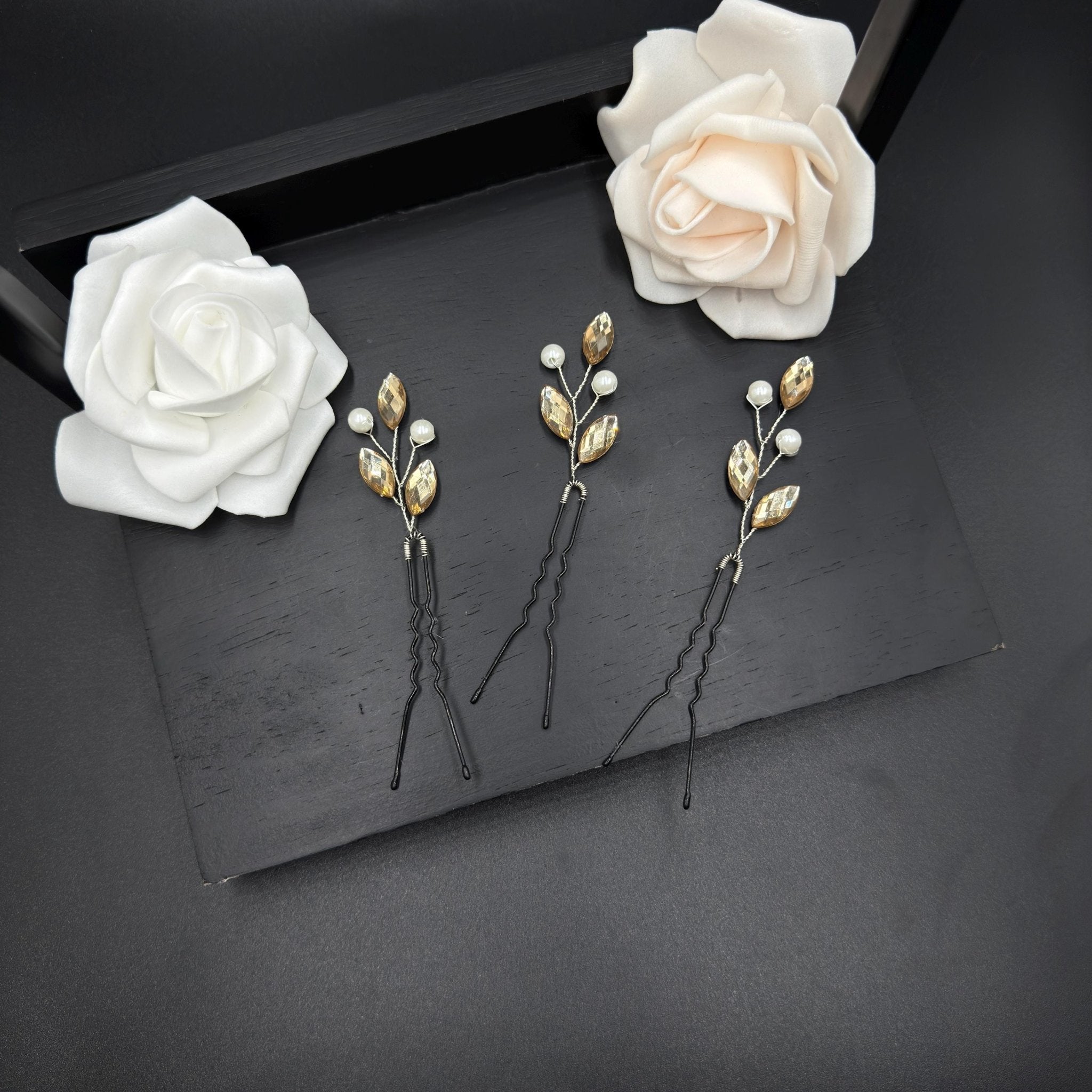 Goldene Haarpins mit Perlen und Tropfensteinen - AVYRAA BRIDAL