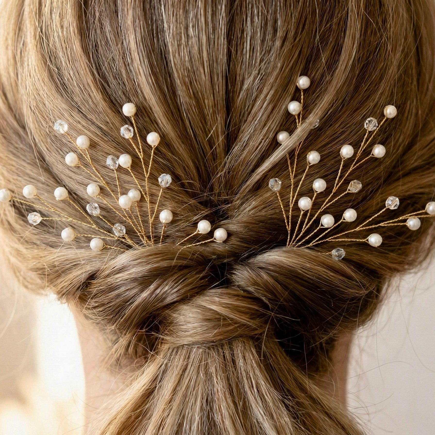 Goldene Perlen Haarnadeln mit zarten Blüten - AVYRAA BRIDAL