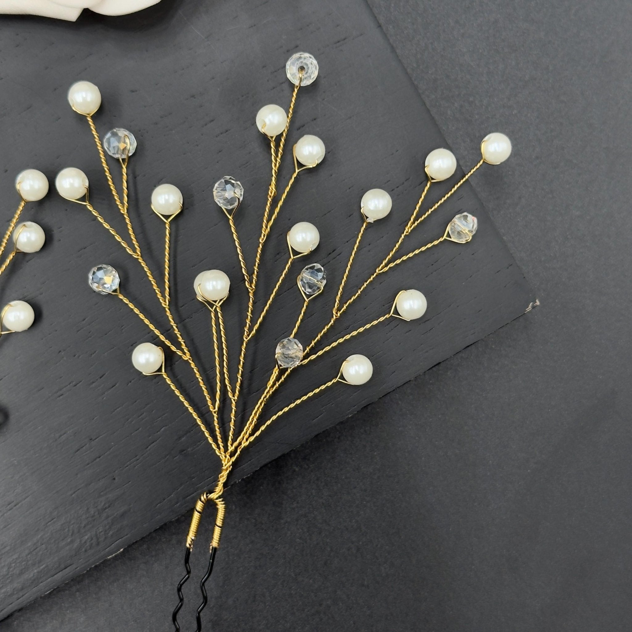 Goldene Perlen Haarnadeln mit zarten Blüten - AVYRAA BRIDAL