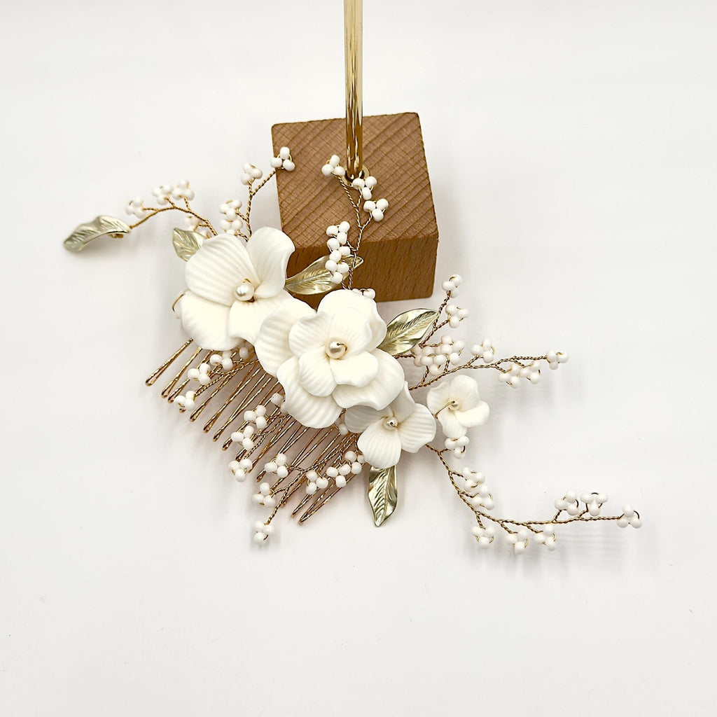 Goldener Blüten Haarkamm mit Perlen für Bräute - AVYRAA BRIDAL