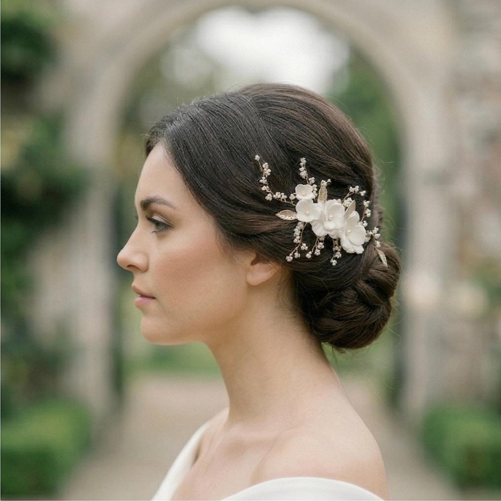 Goldener Blüten Haarkamm mit Perlen für Bräute - AVYRAA BRIDAL