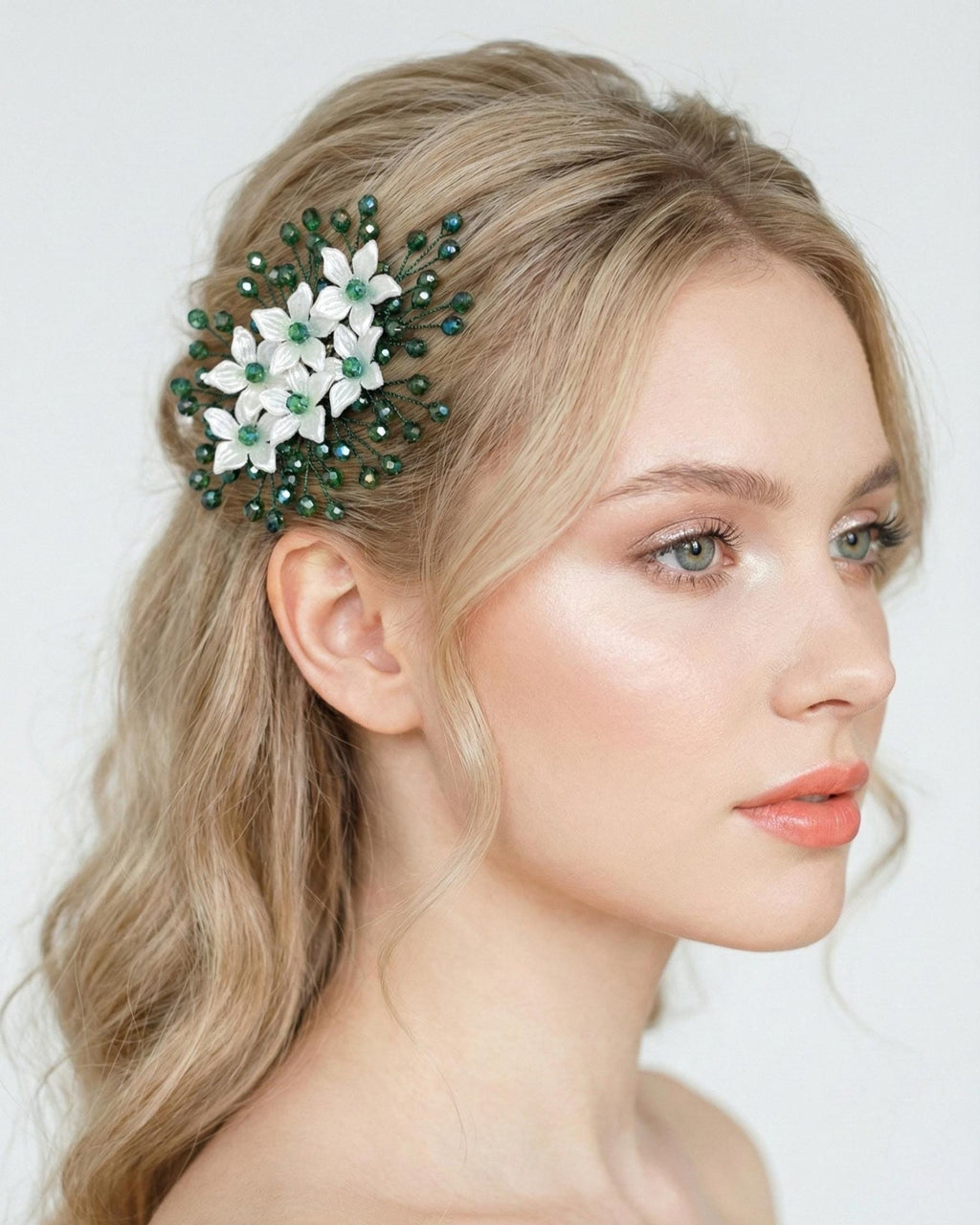 Grüner Blüten Haarkamm für Braut, Eleganter Hochzeit Haarschmuck mit Blumen und Kristallperlen - AVYRAA BRIDAL