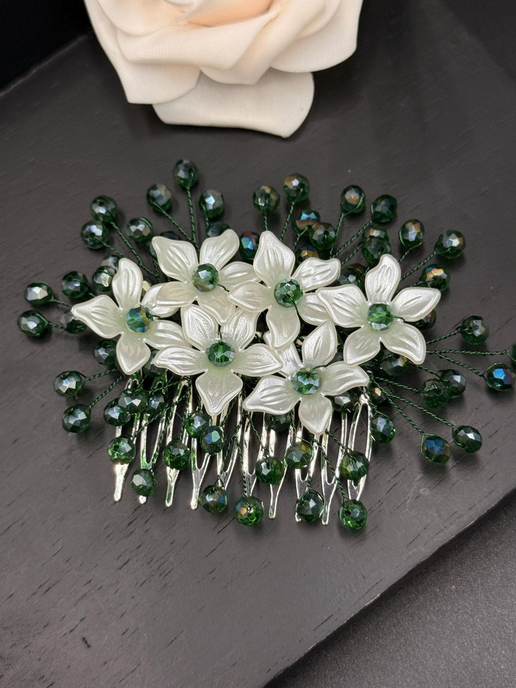 Grüner Blüten Haarkamm für Braut, Eleganter Hochzeit Haarschmuck mit Blumen und Kristallperlen - AVYRAA BRIDAL