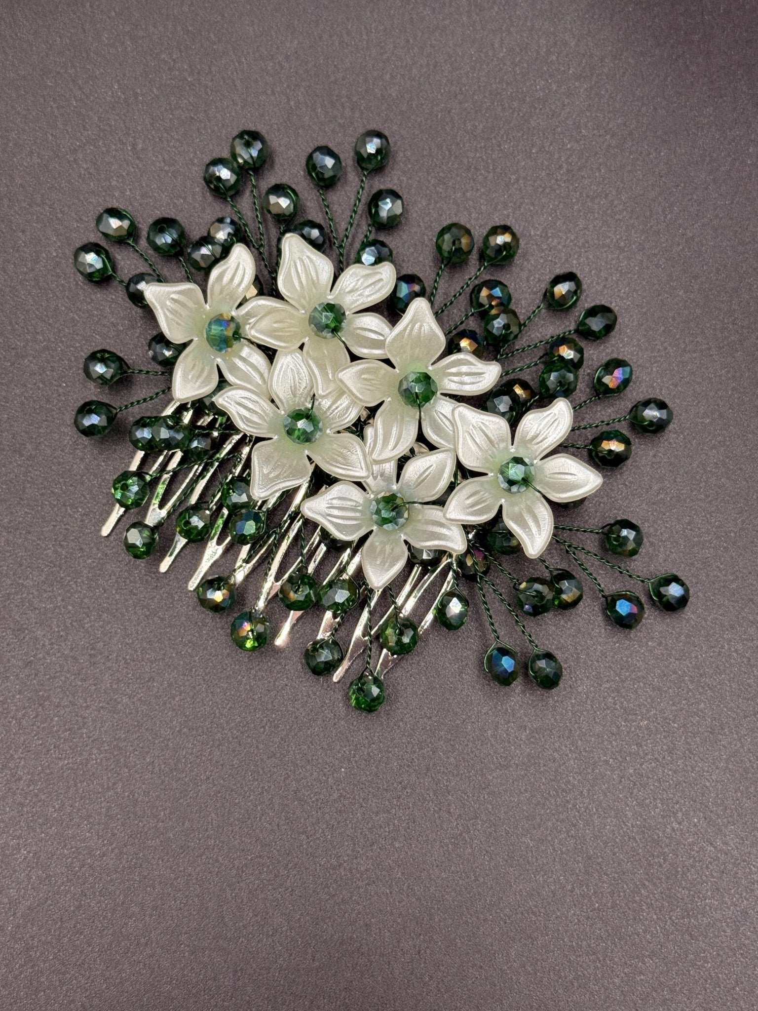 Grüner Blüten Haarkamm für Braut, Eleganter Hochzeit Haarschmuck mit Blumen und Kristallperlen - AVYRAA BRIDAL