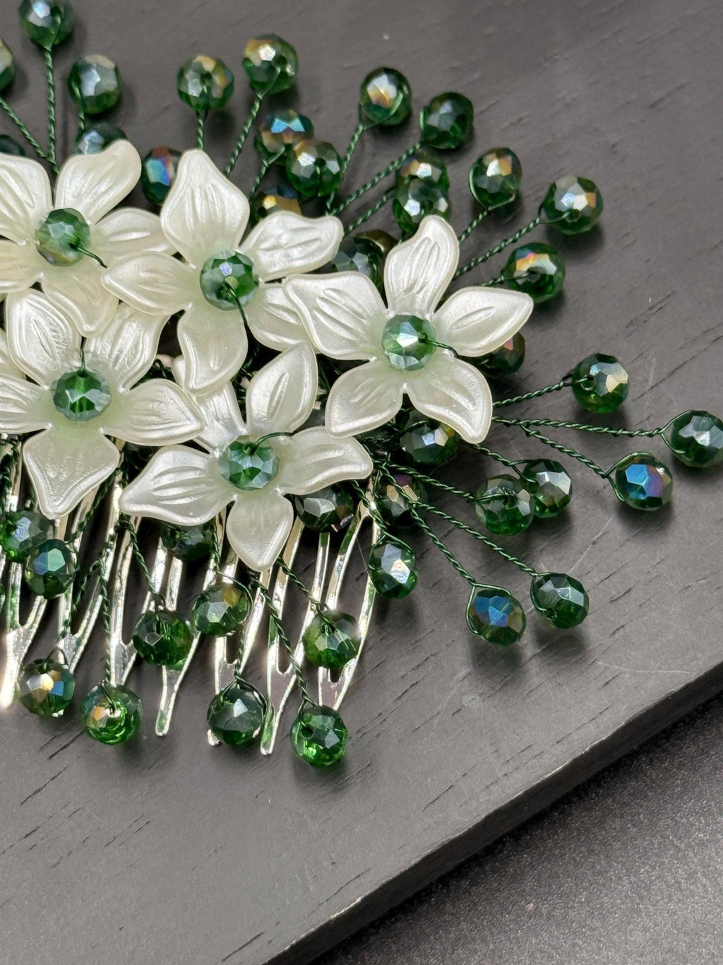 Grüner Blüten Haarkamm für Braut, Eleganter Hochzeit Haarschmuck mit Blumen und Kristallperlen - AVYRAA BRIDAL