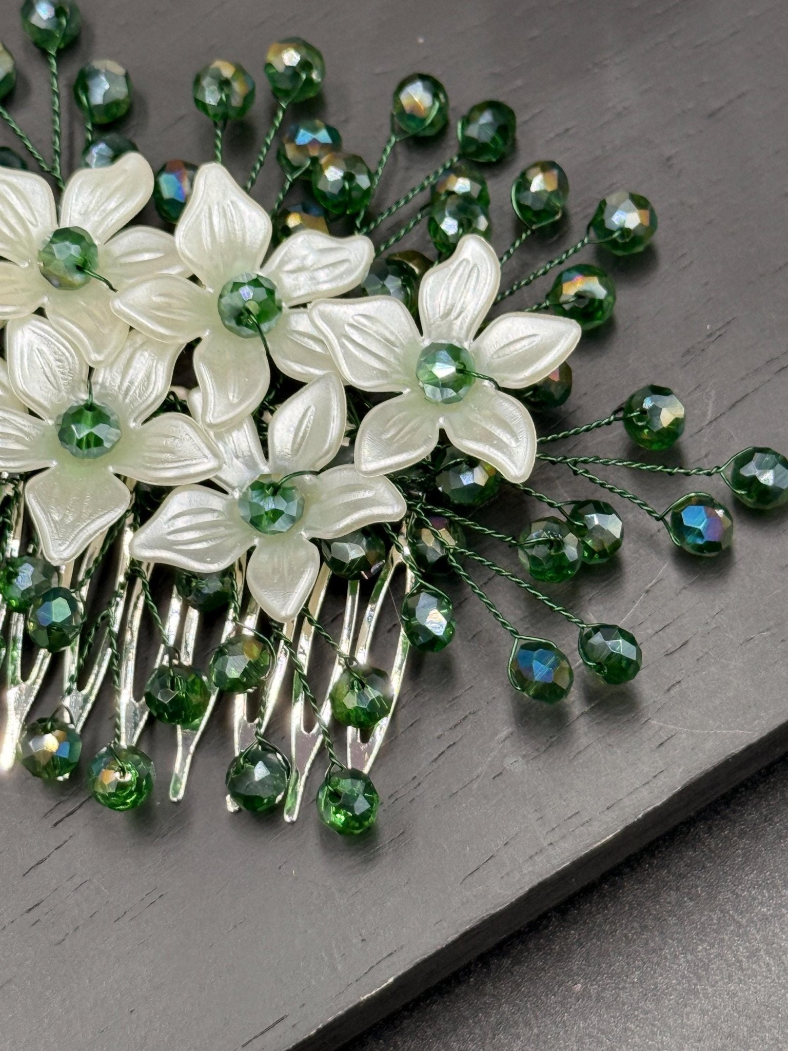 Grüner Blüten Haarkamm für Braut, Eleganter Hochzeit Haarschmuck mit Blumen und Kristallperlen - AVYRAA BRIDAL