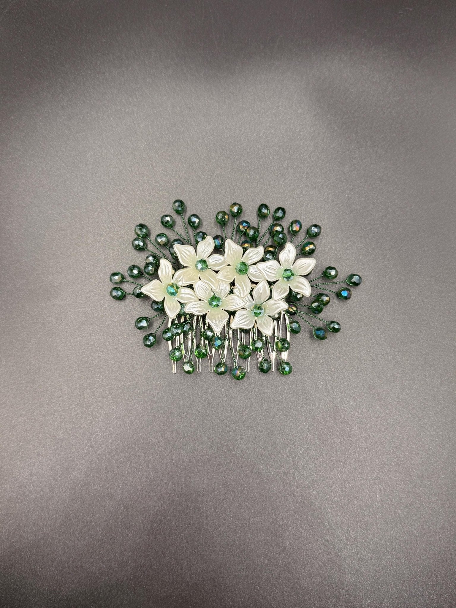 Grüner Blüten Haarkamm für Braut, Eleganter Hochzeit Haarschmuck mit Blumen und Kristallperlen - AVYRAA BRIDAL
