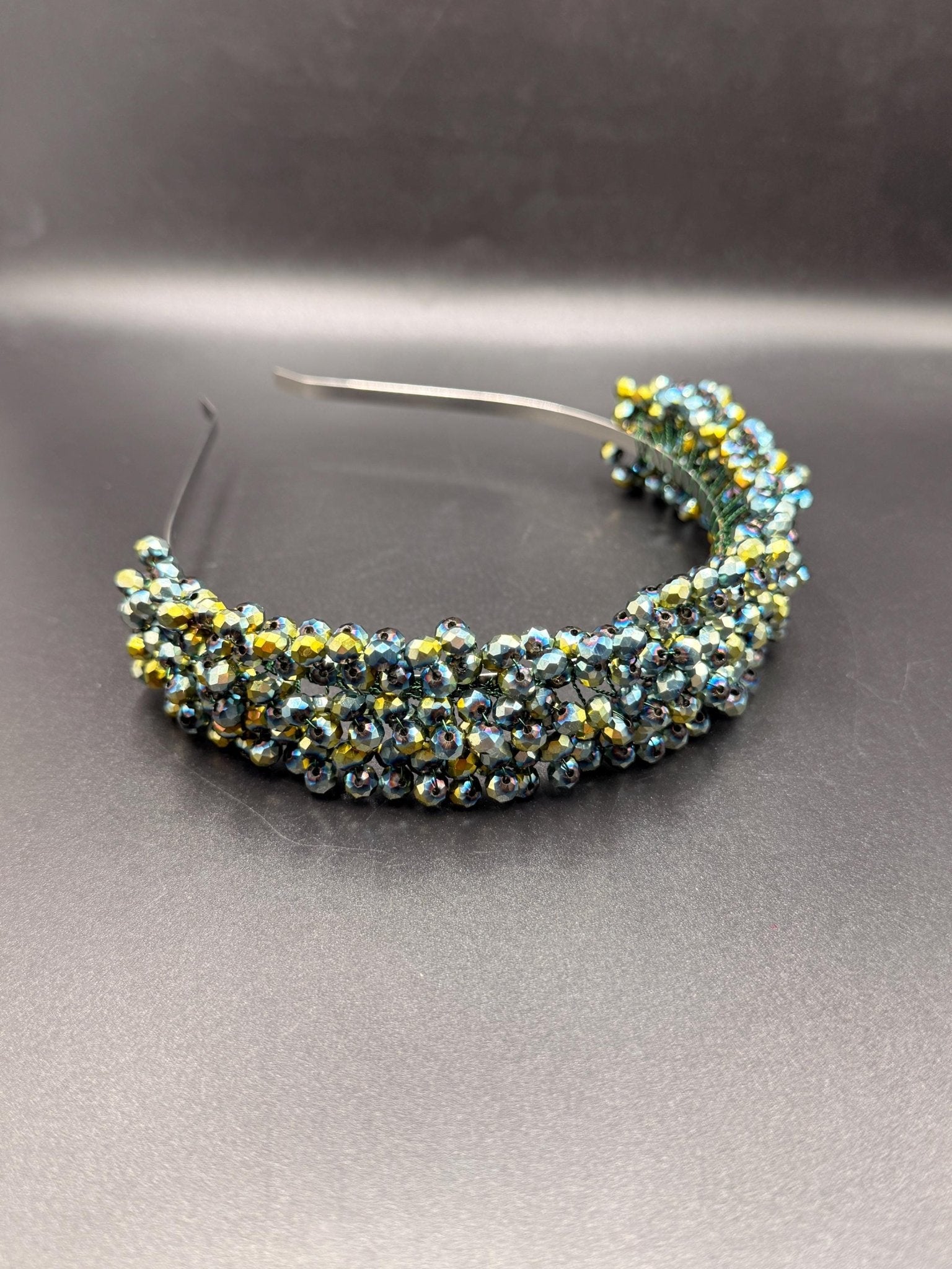 Grüner Braut Haarreif mit schillernden Kristallen – Handgefertigtes Kristall Diadem in Grün & Regenbogenfarben - AVYRAA BRIDAL