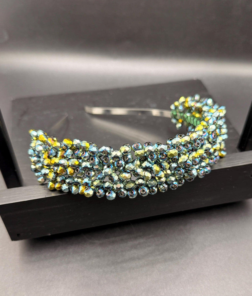 Grüner Braut Haarreif mit schillernden Kristallen – Handgefertigtes Kristall Diadem in Grün & Regenbogenfarben - AVYRAA BRIDAL