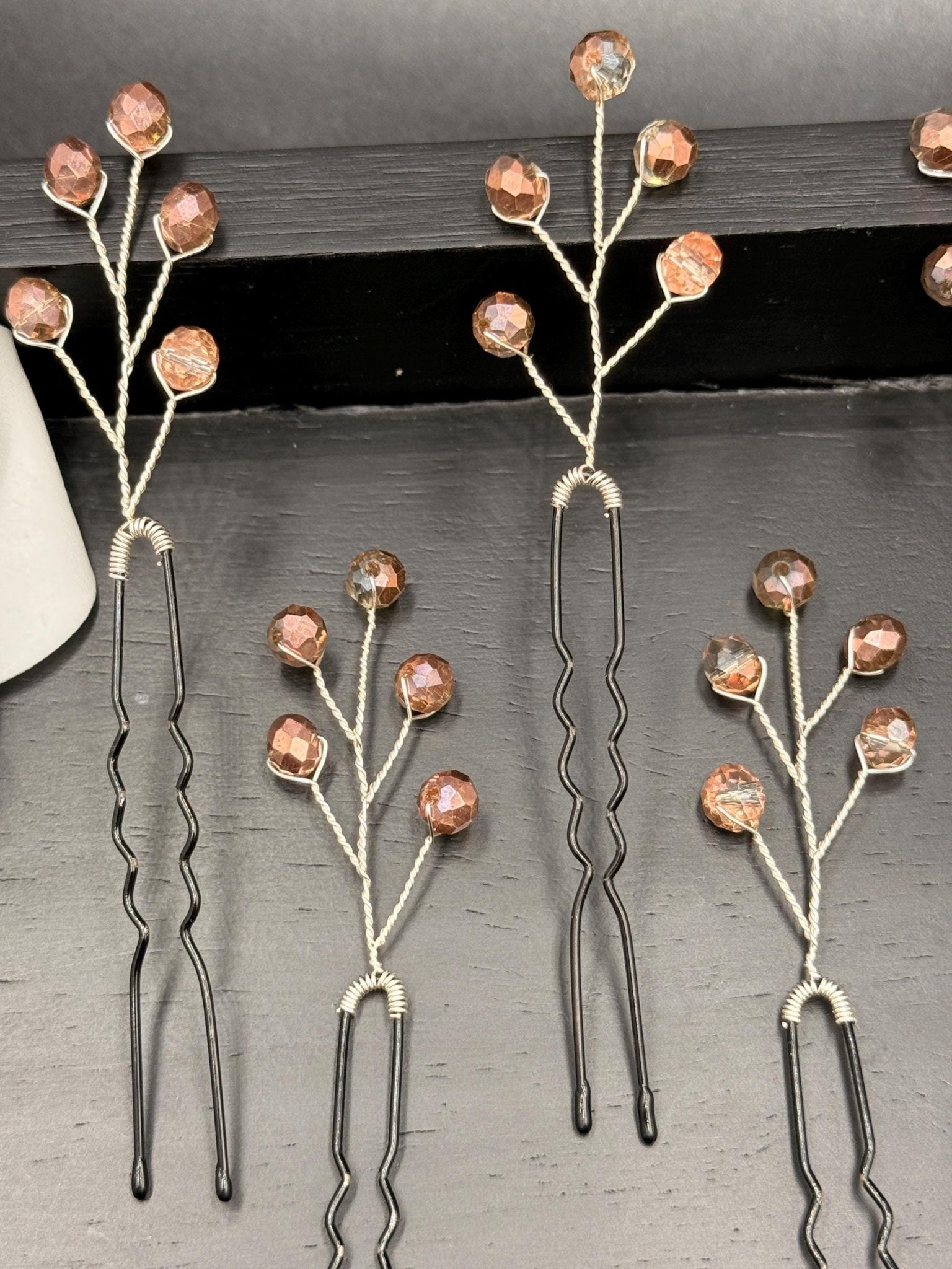 Haarnadeln in Champagner - Kupfer • Handgemachte Haarpins mit schimmernden Glasperlen • Elegantes Brautzubehör für Hochsteckfrisuren - AVYRAA BRIDAL