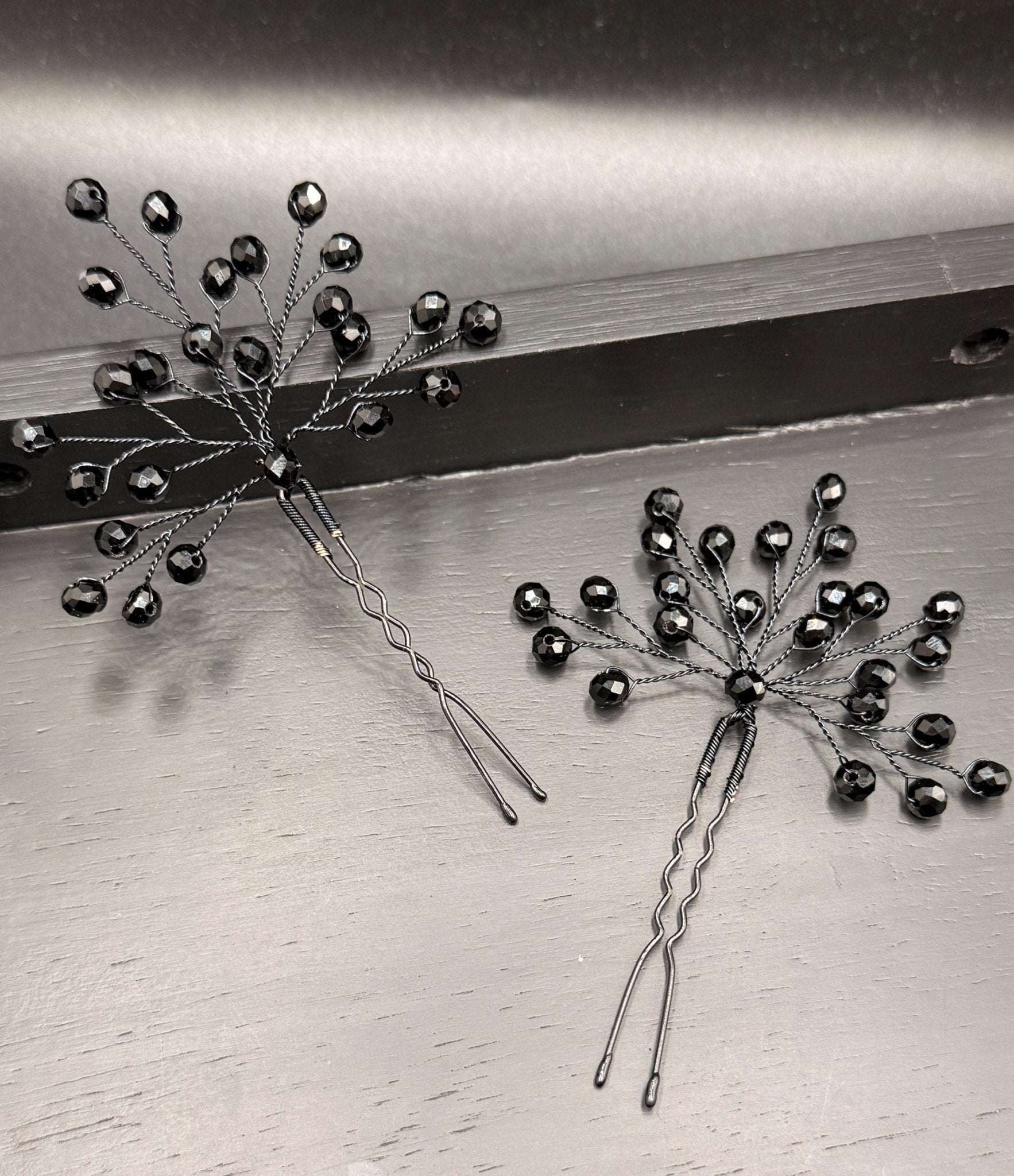 Haarnadeln mit schwarzen Kristallen – Elegante Haarpins aus schwarzem Draht, Handgemacht für Hochsteckfrisuren - AVYRAA BRIDAL