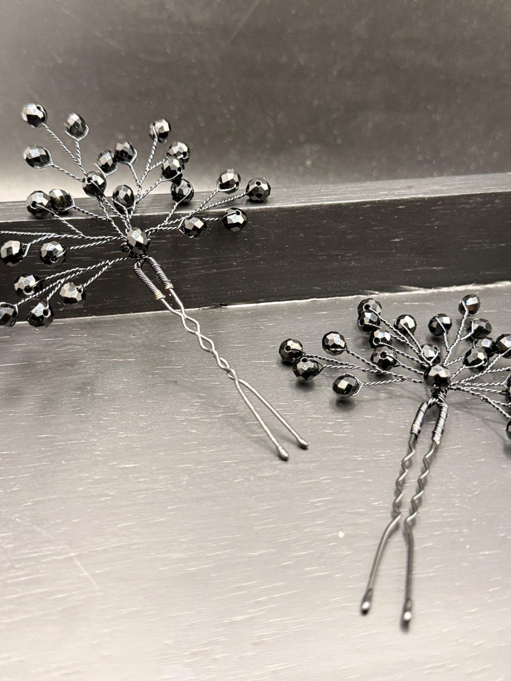 Haarnadeln mit schwarzen Kristallen – Elegante Haarpins aus schwarzem Draht, Handgemacht für Hochsteckfrisuren - AVYRAA BRIDAL