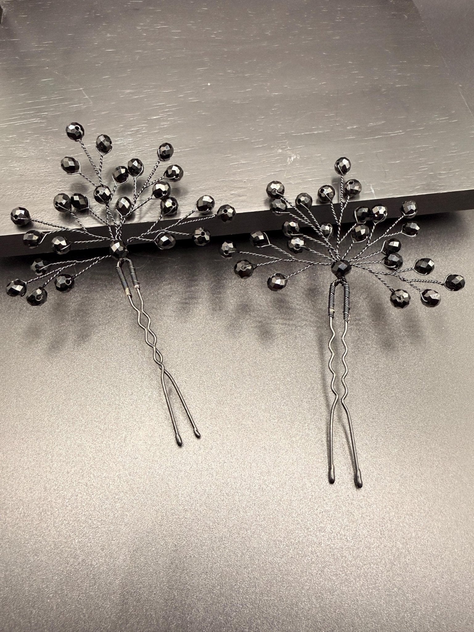 Haarnadeln mit schwarzen Kristallen – Elegante Haarpins aus schwarzem Draht, Handgemacht für Hochsteckfrisuren - AVYRAA BRIDAL