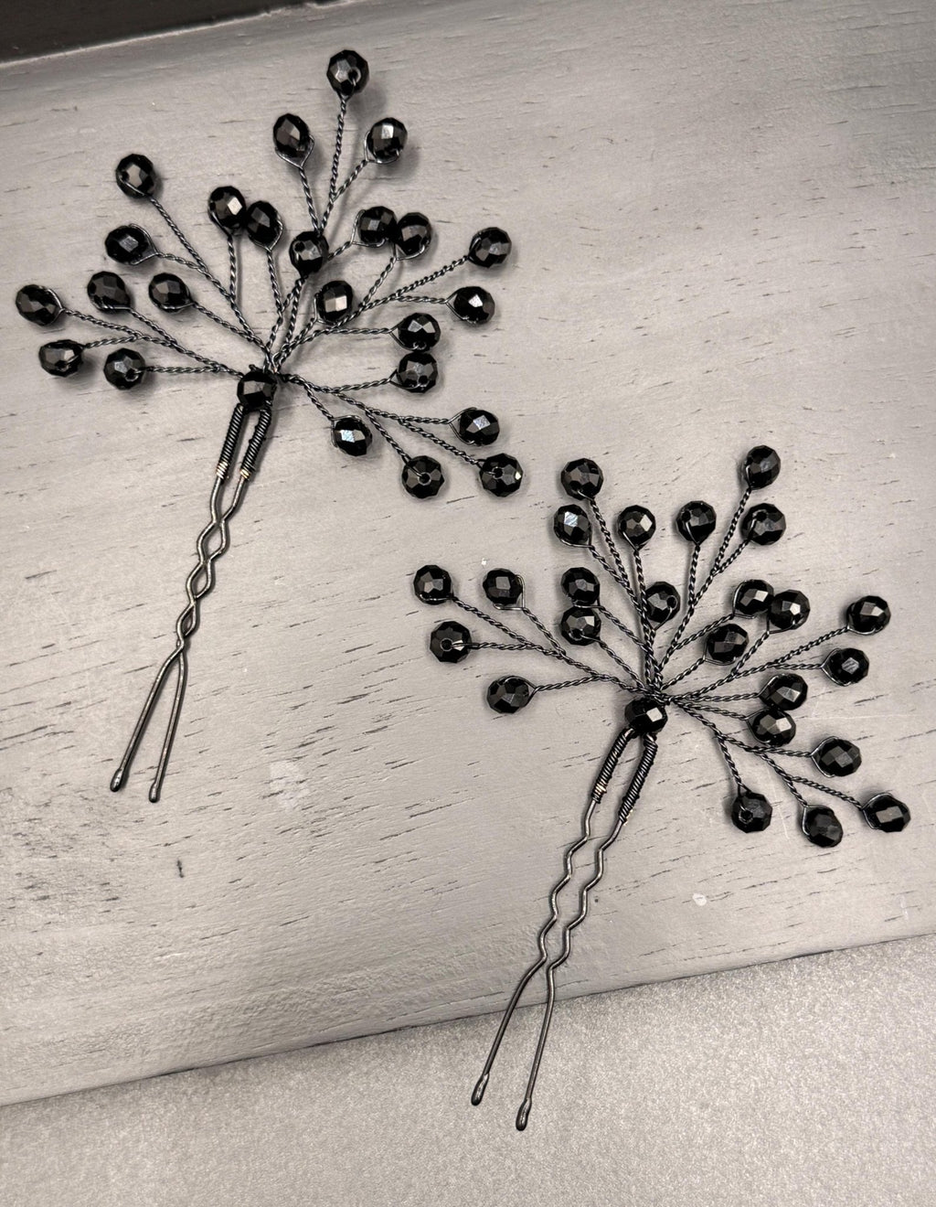 Haarnadeln mit schwarzen Kristallen – Elegante Haarpins aus schwarzem Draht, Handgemacht für Hochsteckfrisuren - AVYRAA BRIDAL