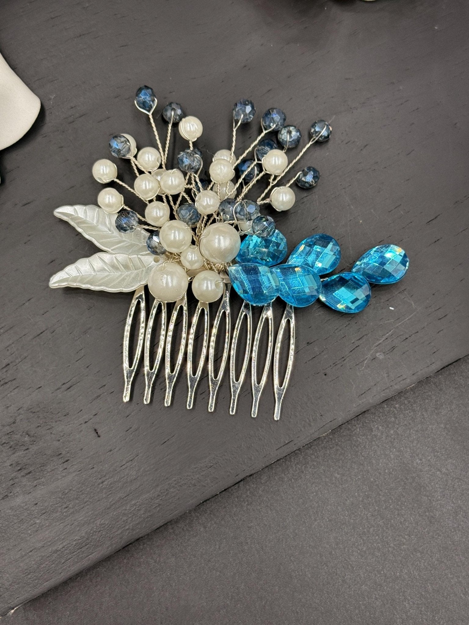 Haarspange mit Perlen, blauen Kristallen und Blättern – elegant & romantisch - AVYRAA BRIDAL