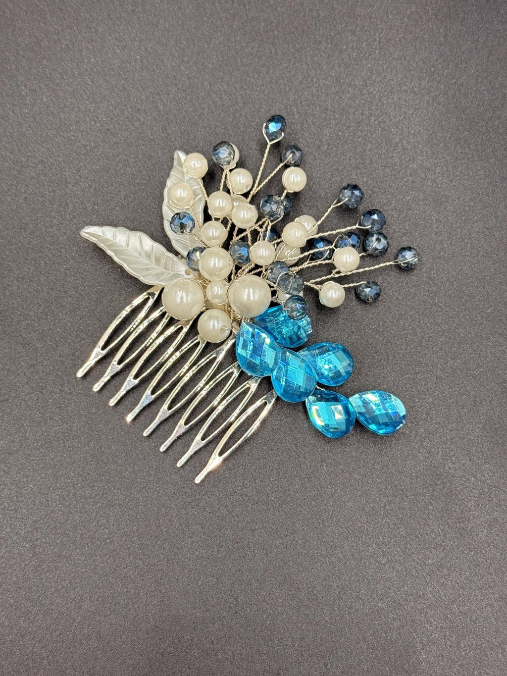 Haarspange mit Perlen, blauen Kristallen und Blättern – elegant & romantisch - AVYRAA BRIDAL