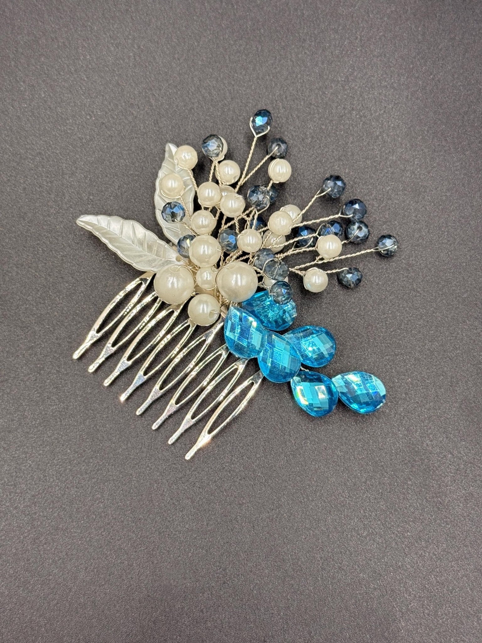 Haarspange mit Perlen, blauen Kristallen und Blättern – elegant & romantisch - AVYRAA BRIDAL
