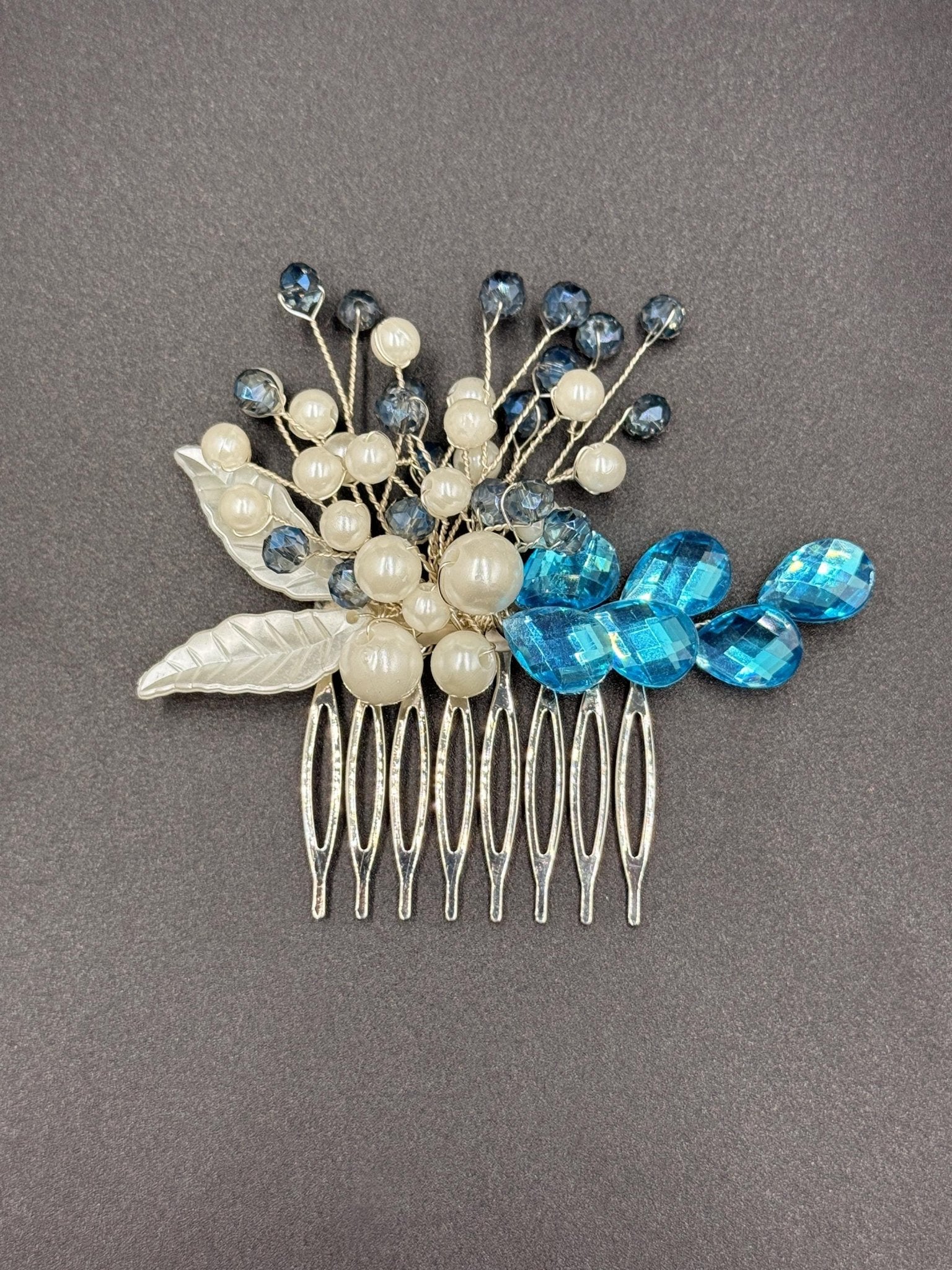 Haarspange mit Perlen, blauen Kristallen und Blättern – elegant & romantisch - AVYRAA BRIDAL