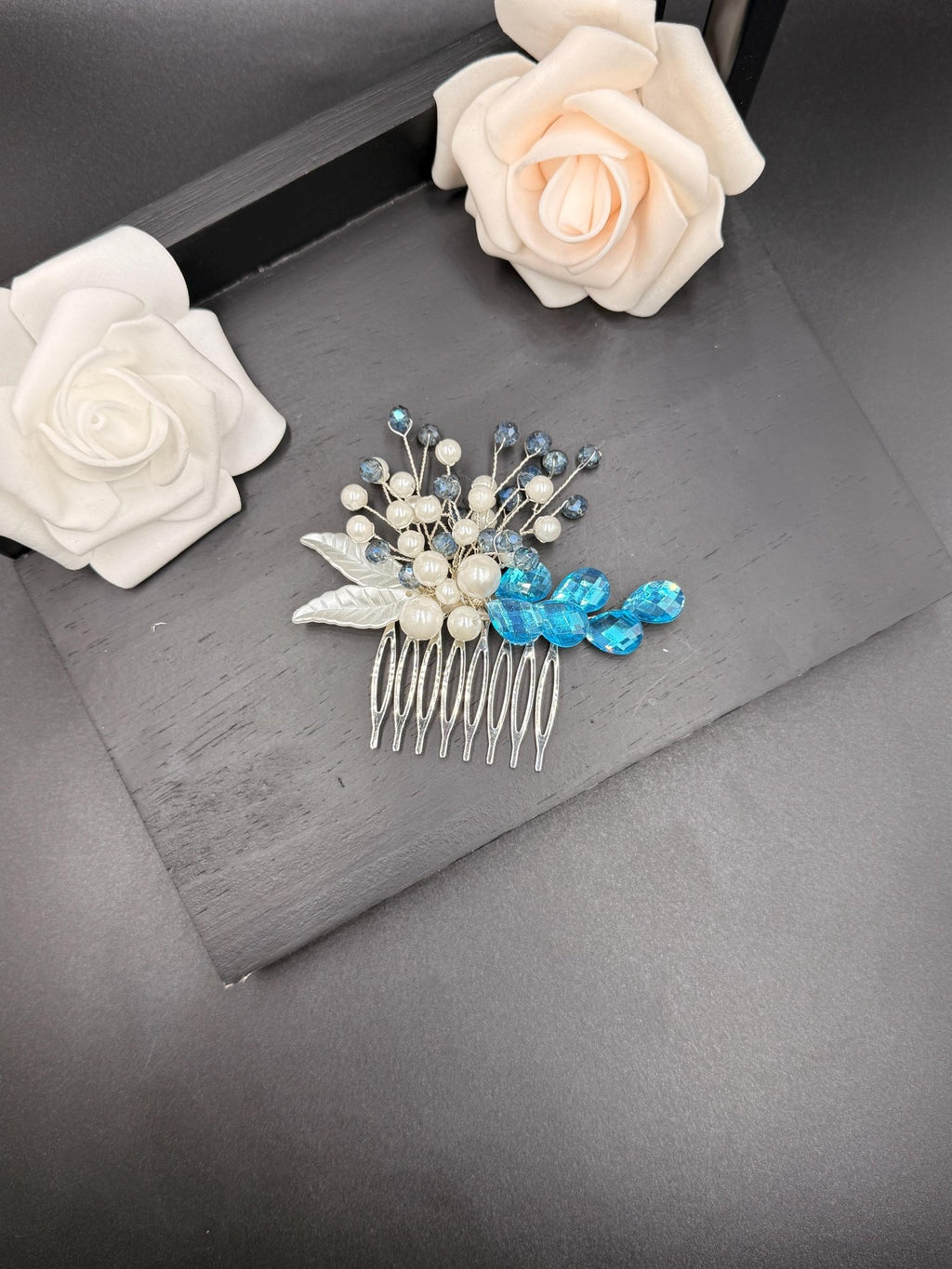 Haarspange mit Perlen, blauen Kristallen und Blättern – elegant & romantisch - AVYRAA BRIDAL