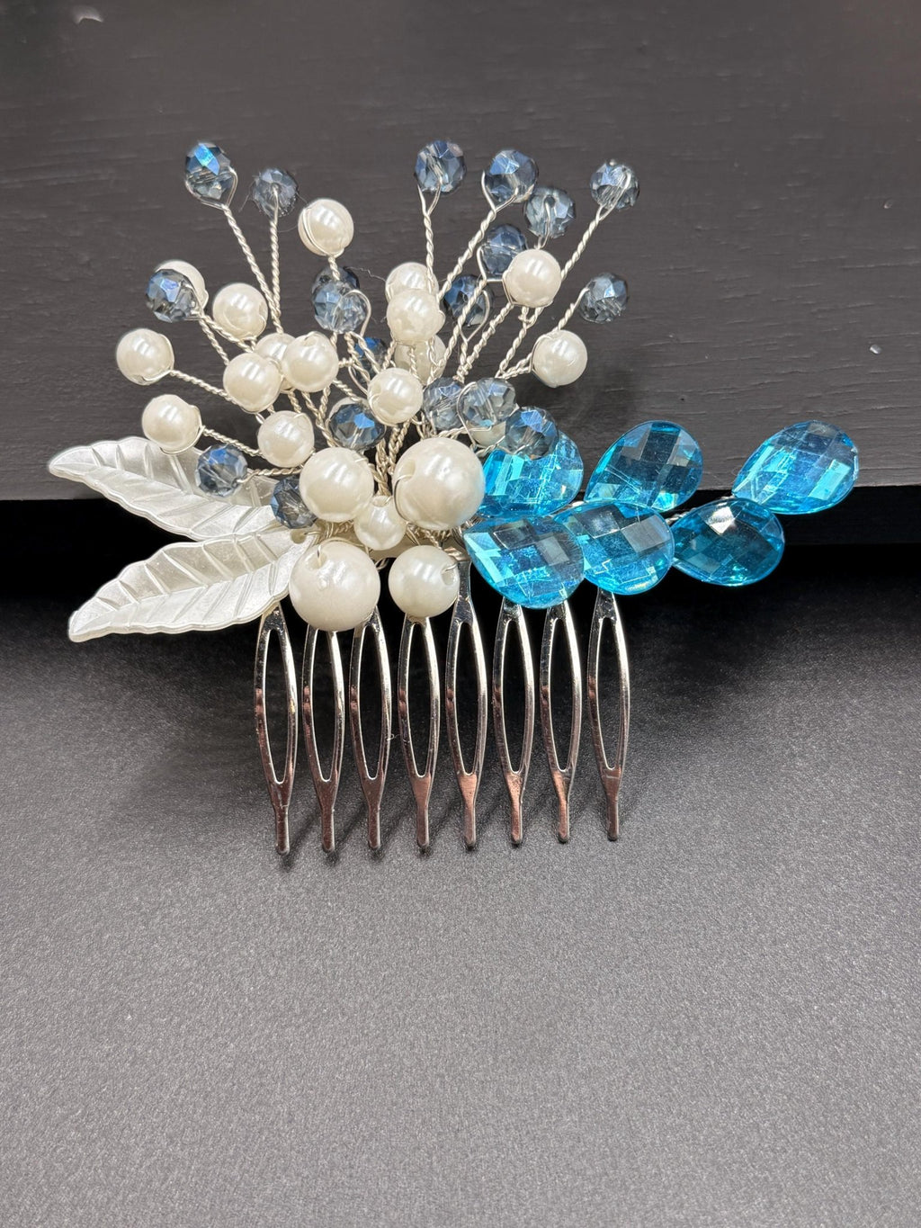 Haarspange mit Perlen, blauen Kristallen und Blättern – elegant & romantisch - AVYRAA BRIDAL