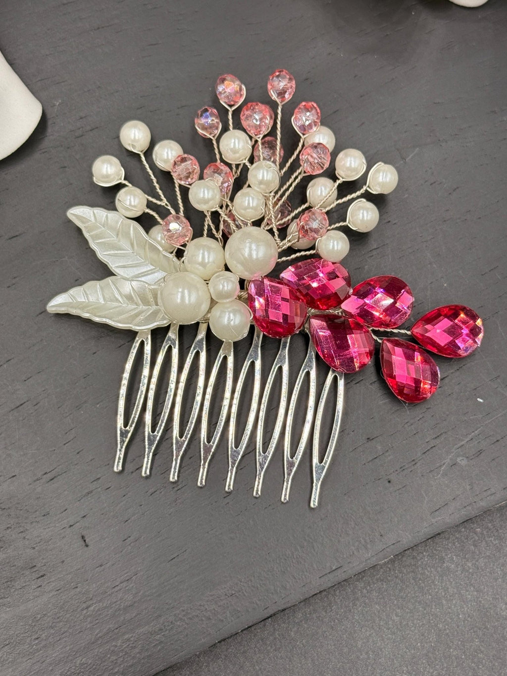Haarspange mit Perlen, rosafarbenen Kristallen und Blättern – elegant & romantisch - AVYRAA BRIDAL