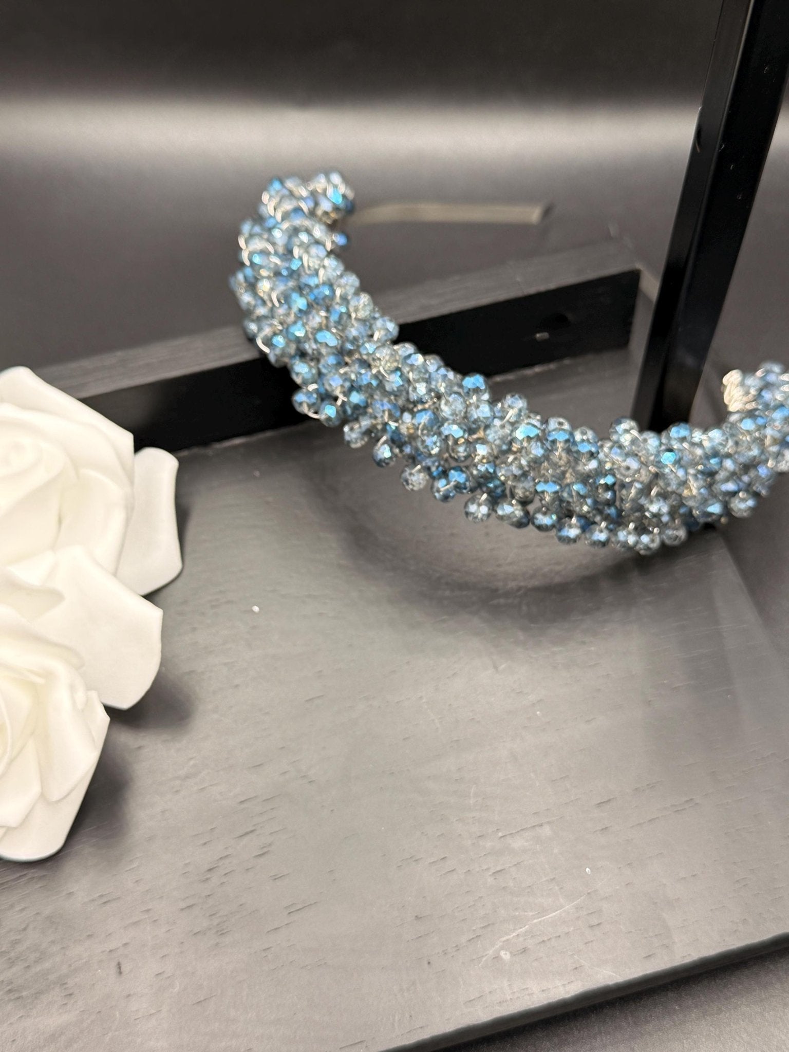 Handgefertigte Braut Tiara mit Eisblauen Kristallen – Zarter Hochzeit Haarreif - AVYRAA BRIDAL