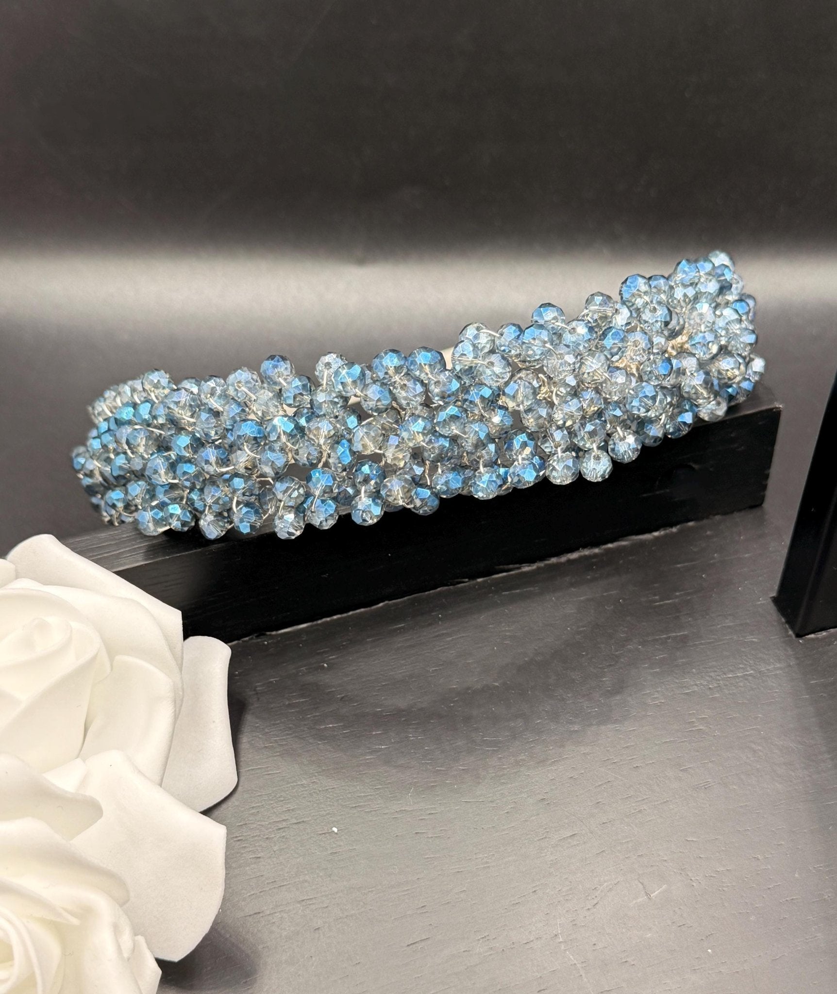Handgefertigte Braut Tiara mit Eisblauen Kristallen – Zarter Hochzeit Haarreif - AVYRAA BRIDAL