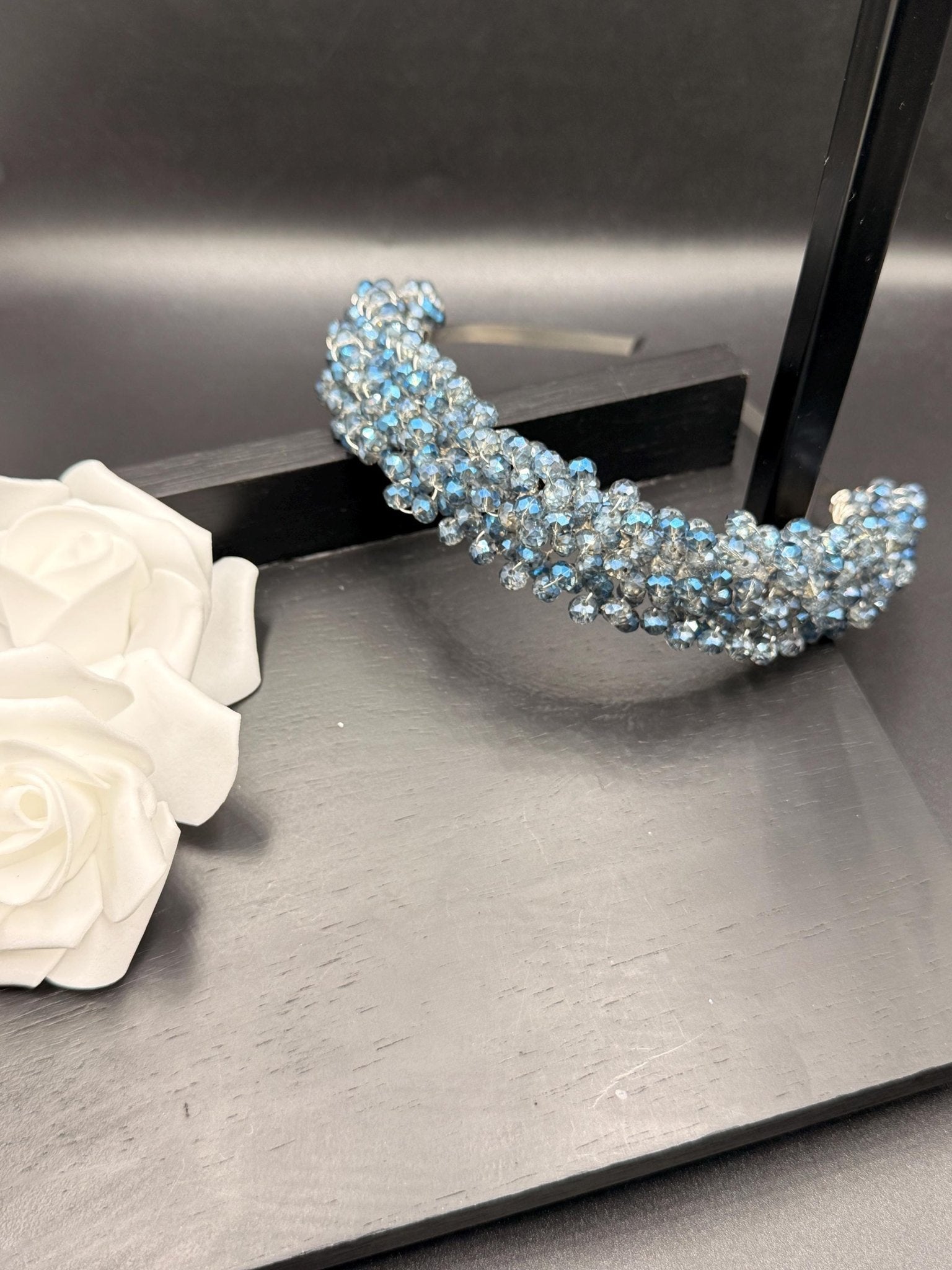 Handgefertigte Braut Tiara mit Eisblauen Kristallen – Zarter Hochzeit Haarreif - AVYRAA BRIDAL