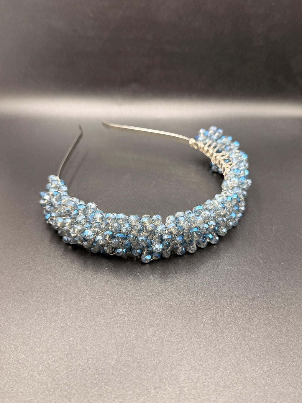 Handgefertigte Braut Tiara mit Eisblauen Kristallen – Zarter Hochzeit Haarreif - AVYRAA BRIDAL