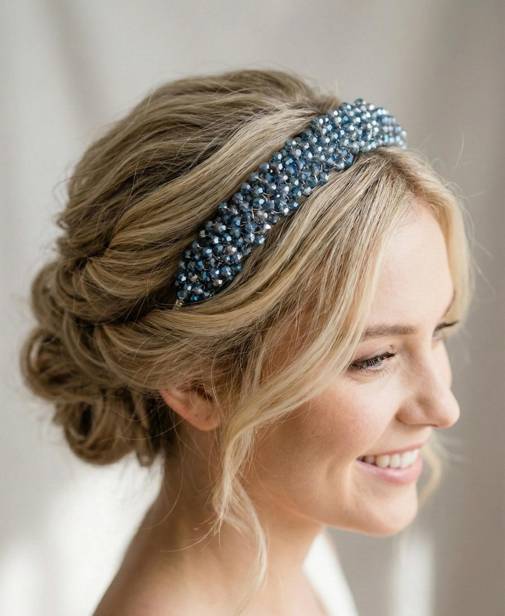 Handgefertigte Braut Tiara mit Eisblauen Kristallen – Zarter Hochzeit Haarreif - AVYRAA BRIDAL